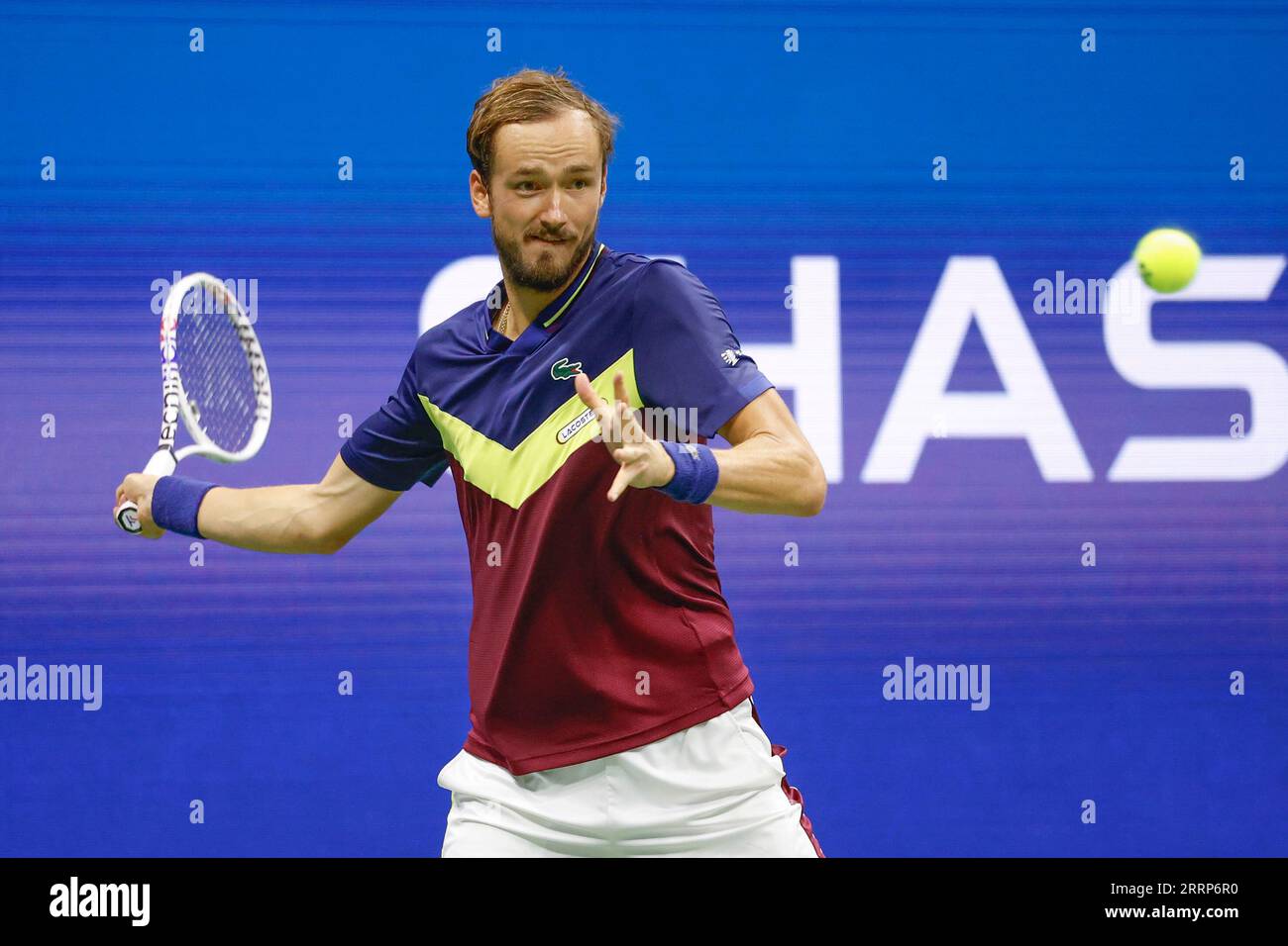 New York, USA, 8. September 2023. Der russische Tennisspieler Daniil Medwedew war während des US Open-Turniers 2023 im Billie Jean King National Tennis Center am Freitag, den 8. September 2023, in Aktion. © Jürgen Hasenkopf / Alamy Live News Stockfoto