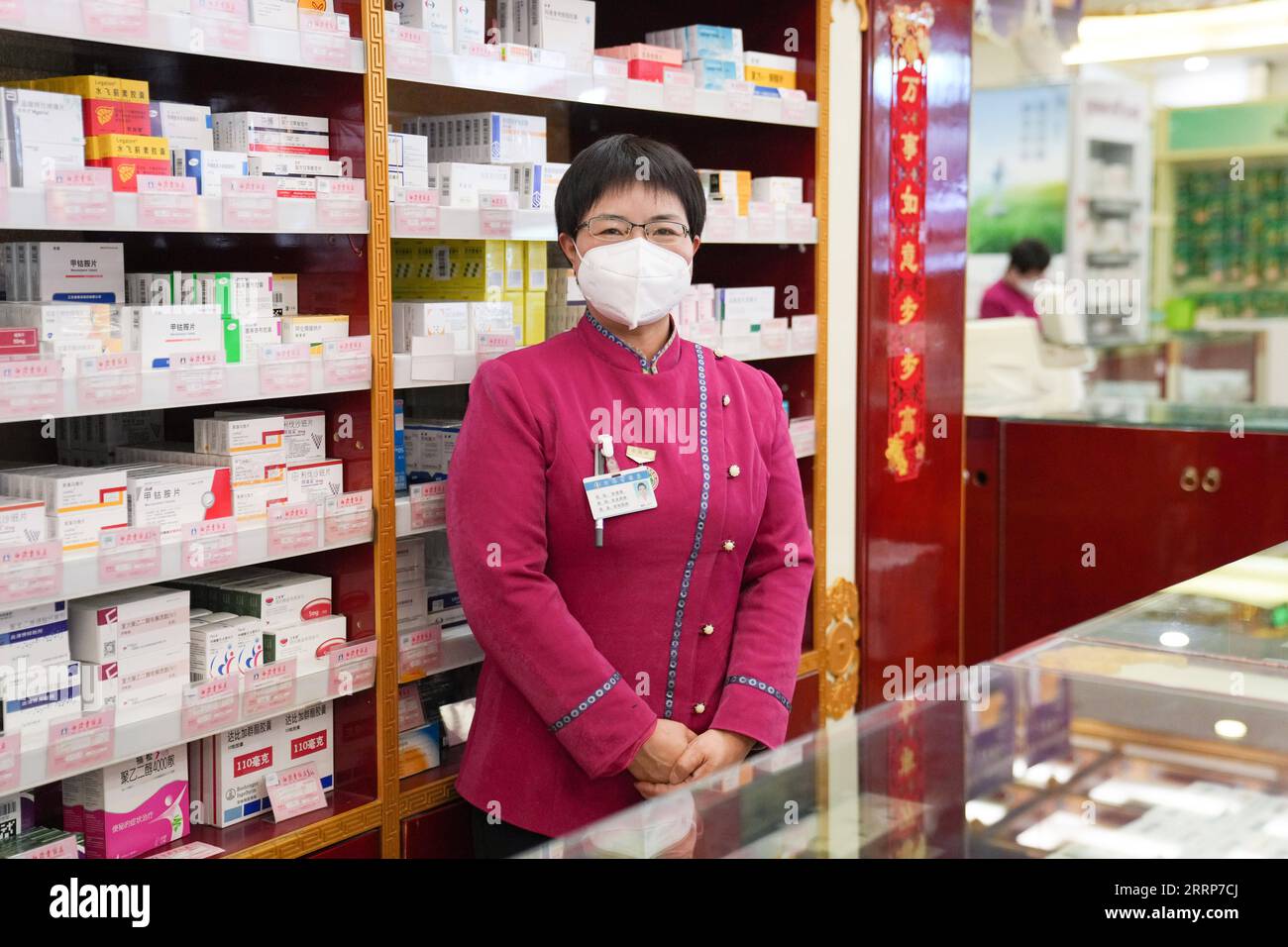 230227 -- PEKING, 27. Februar 2023 -- dieses Foto, das am 14. Februar 2023 aufgenommen wurde, zeigt den Apotheker Zhang Haiou in der Baita Temple Apotheke von Beijing Golden Elephant Fortune Pharmacy Stock Co., Ltd. In Peking, Hauptstadt von China. Zhang Haiou, ein Abgeordneter des 14. Nationalen Volkskongresses NPC, ist ein lizenzierter Apotheker der Baita Temple Pharmacy von Beijing Golden Elephant Fortune Pharmacy Stock Co., Ltd. In Peking. Zhang arbeitet geduldig und akribisch, um Kunden bei der Beratung und dem Einweisen von Medikamenten zu helfen, seit ihre Apothekerkarriere vor mehr als einem Jahrzehnt begann. Was ist noch, Zhang und Stockfoto