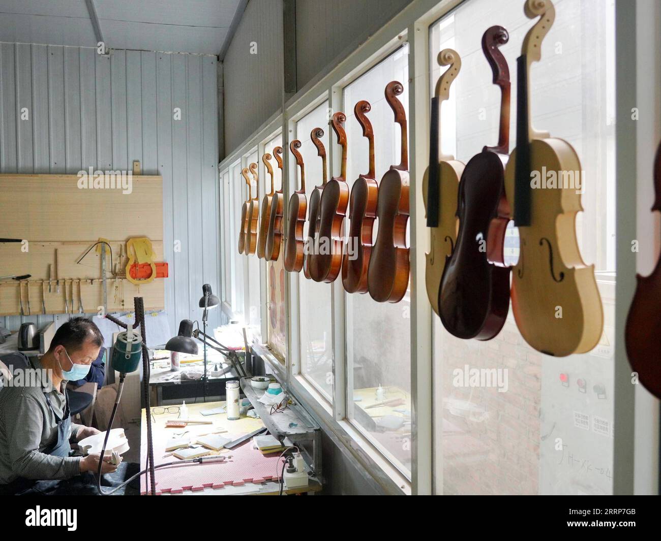 Musikinstrumentenhersteller -Fotos und -Bildmaterial in hoher Auflösung –  Alamy