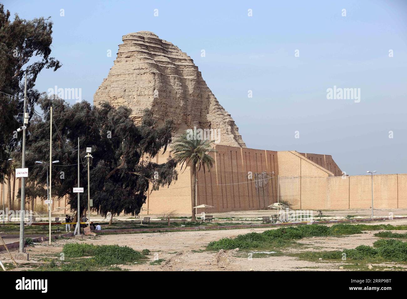 230306 -- BAGDAD, 6. März 2023 -- das große Ziggurat ist am 5. März 2023 in der archäologischen Stätte Dur Kurigalzu, westlich von Bagdad, Irak, zu sehen. IRAK-BAGDAD-DUR KURIGALZU-ANTIKE STÄTTE KHALILXDAWOOD PUBLICATIONXNOTXINXCHN Stockfoto