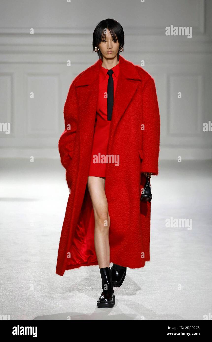 230306 -- PARIS, 6. März 2023 -- Ein Modell präsentiert eine Kreation von Valentino als Teil seiner Herbst/Winter 2023/2024 Pret-a-Porter-Kollektionen während der Pariser Fashion Week in Paris, Frankreich, am 5. März 2023. MeetEurope/Handout via FRANCE-PARIS-FASHION WEEK-VALENTINO Xinhua PUBLICATIONxNOTxINxCHN Stockfoto