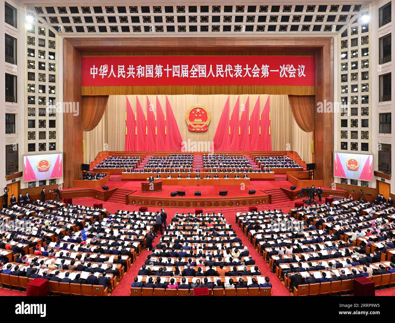 230307 -- PEKING, 7. März 2023 -- die zweite Plenarsitzung der ersten Sitzung des 14. Nationalen Volkskongresses NPC findet in der Großen Halle des Volkes in Peking, Hauptstadt von China, am 7. März 2023 statt. ZWEI SESSIONSCHINA-BEIJING-NPC-JÄHRLICHE SITZUNG-ZWEITE PLENARSITZUNG CN YUEXYUEWEI PUBLICATIONXNOTXINXCHN Stockfoto