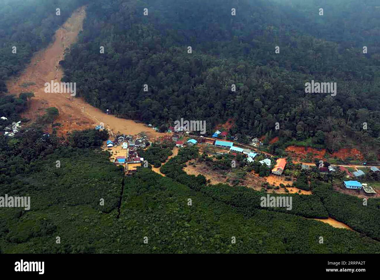 230308 -- NATUNA, 8. März 2023 -- dieses Luftbild der indonesischen Katastrophenschutzbehörde zeigt den Blick nach einem Erdrutsch im Dorf Pangkalan im Bezirk Natuna auf der Insel Riau, Indonesien, 8. März 2023. Erdrutsche ereigneten sich am Montag in der westlichen indonesischen Provinz Riau Islands, wobei mindestens 10 Tote und mehrere andere vermisst wurden, sagte ein Rettungsbeamter in einer Erklärung. /Handout über Xinhua INDONESIA-RIAU ISLAND-LANDSLIDE BNPB PUBLICATIONxNOTxINxCHN Stockfoto