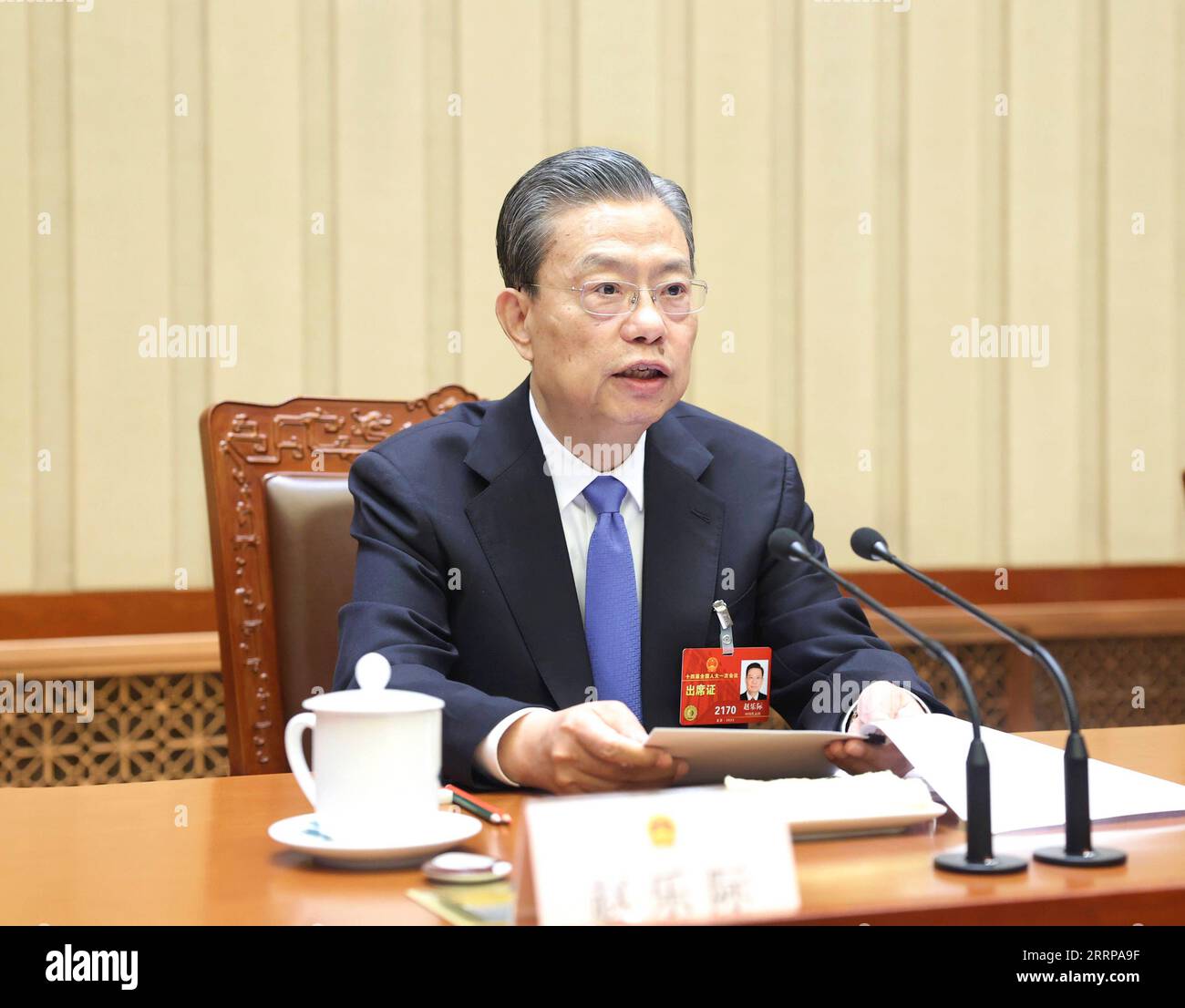230308 -- PEKING, 8. März 2023 -- Zhao Leji, Vorsitzender des Präsidiums der ersten Sitzung des 14. Nationalen Volkskongresses NPC, leitet die zweite Sitzung des Präsidiums in der Großen Halle des Volkes in Peking, Hauptstadt Chinas, am 8. März 2023. ZWEI SESSIONSCHINA-BEIJING-NPC-PRESIDIUM-MEETING CN JUXPENG PUBLICATIONXNOTXINXCHN Stockfoto