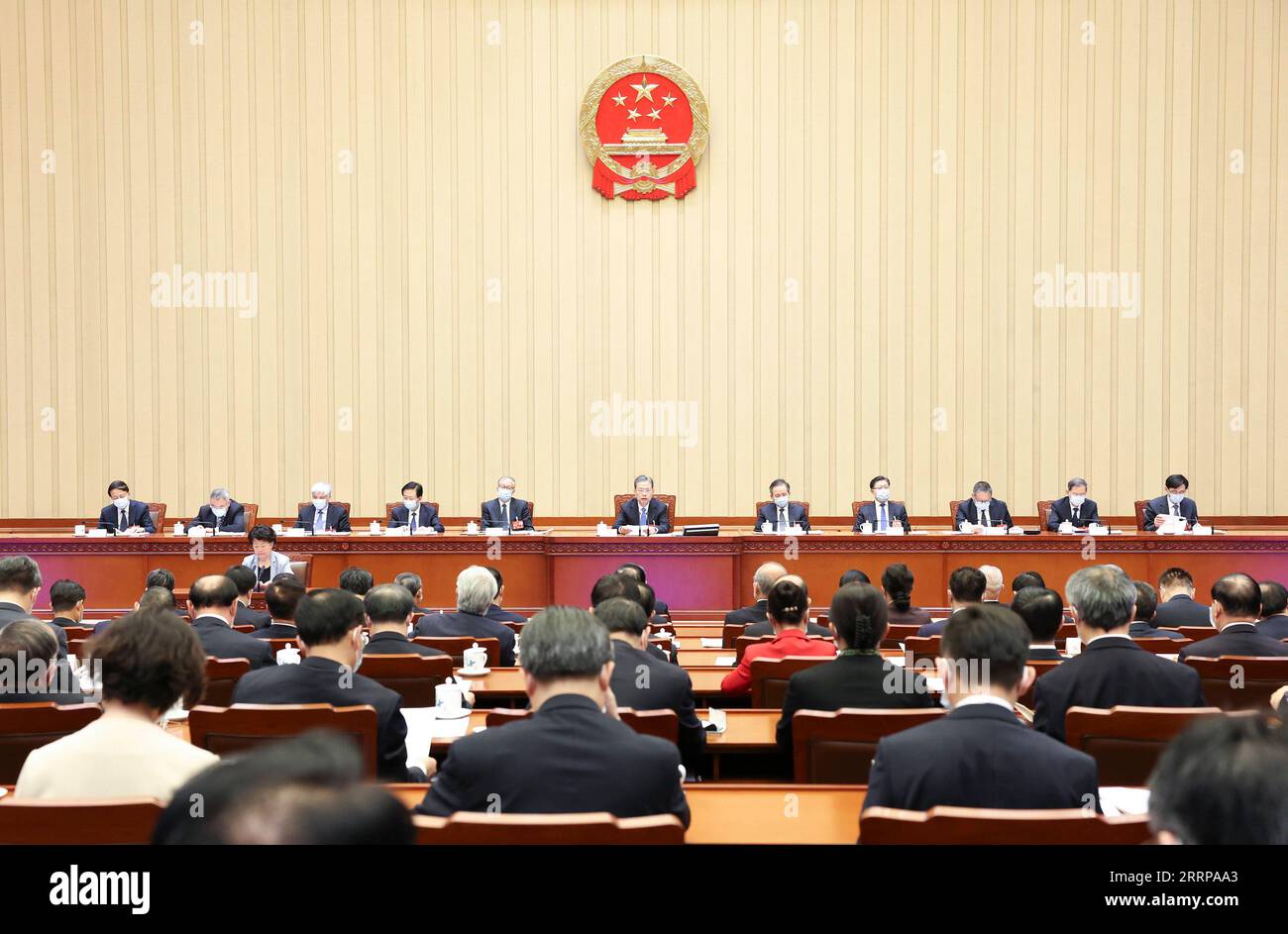 230308 -- PEKING, 8. März 2023 -- Zhao Leji, Vorsitzender des Präsidiums der ersten Sitzung des 14. Nationalen Volkskongresses NPC, leitet die zweite Sitzung des Präsidiums in der Großen Halle des Volkes in Peking, Hauptstadt Chinas, am 8. März 2023. ZWEI SESSIONSCHINA-BEIJING-NPC-PRESIDIUM-MEETING CN PANGXXINGLEI PUBLICATIONXNOTXINXCHN Stockfoto