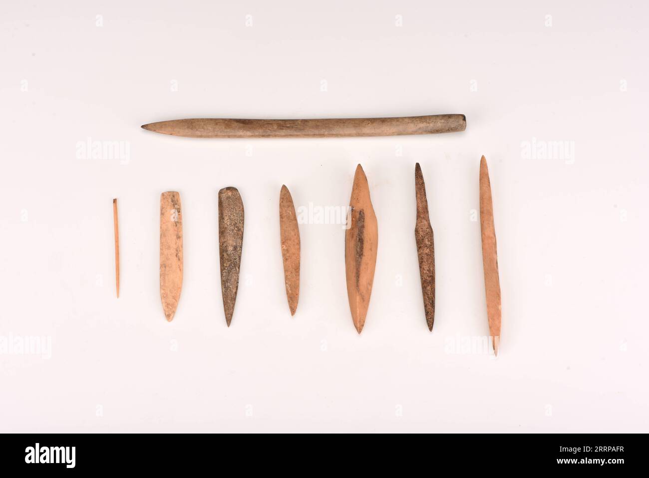 230309 -- TAIYUAN, 9. März 2023 -- dieses undatierte Foto des Shanxi Provincial Institute of Archaeology zeigt Knochenwerkzeuge, die aus der Fundstätte der Dongqu-Reliquien aus der späten Periode der Xia-Dynastie 2070 v. Chr. -1600 v. Chr. im Jishan County der Stadt Yuncheng in der nordchinesischen Provinz Shanxi gefunden wurden. ZU DEN Reliquien der Xia-DYNASTIE, die in Nordchina gefunden wurden CHINA-SHANXI-ARCHÄOLOGIE-NEUE FUNDE-XIA-DYNASTIE CN WangxXuetao PUBLICATIONxNOTxINxCHN Stockfoto