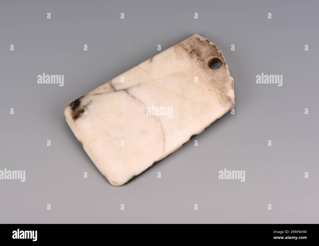230309 -- TAIYUAN, 9. März 2023 -- dieses undatierte Foto des Shanxi Provincial Institute of Archaeology zeigt einen jadeartikel, der aus der Fundstätte der Dongqu-Reliquien aus der späten Periode der Xia-Dynastie 2070 v. Chr. -1600 v. Chr. im Jishan County der Stadt Yuncheng in der nordchinesischen Provinz Shanxi gefunden wurde. ZU DEN Reliquien der Xia-DYNASTIE, die in Nordchina gefunden wurden CHINA-SHANXI-ARCHÄOLOGIE-NEUE FUNDE-XIA-DYNASTIE CN WangxXuetao PUBLICATIONxNOTxINxCHN Stockfoto