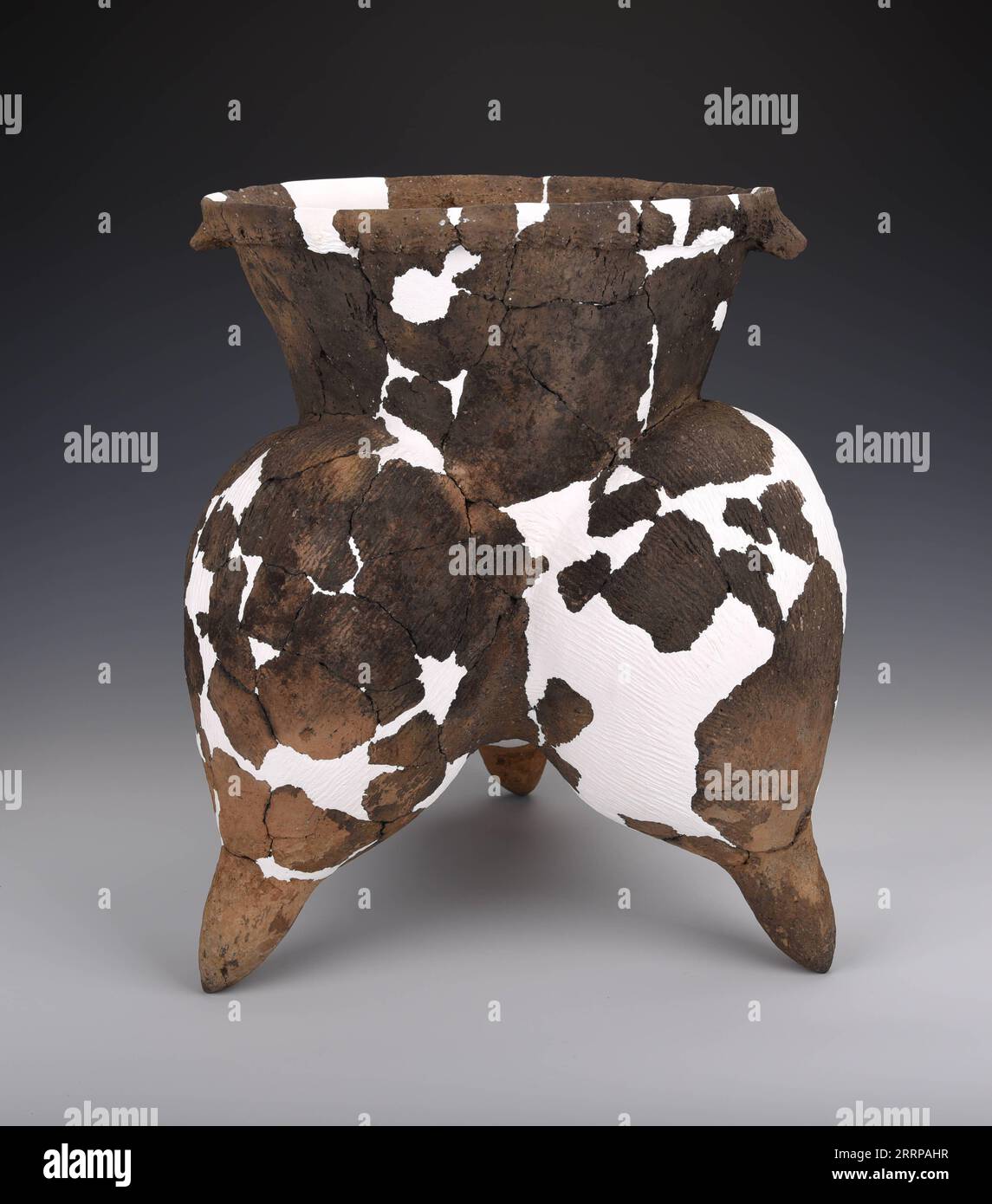 230309 -- TAIYUAN, 9. März 2023 -- dieses undatierte Foto des Shanxi Provincial Institute of Archaeology zeigt einen keramikartikel, der aus der Fundstätte der Dongqu-Reliquien aus der späten Periode der Xia-Dynastie 2070 v. Chr. -1600 v. Chr. im Jishan County der Stadt Yuncheng in der nordchinesischen Provinz Shanxi gefunden wurde. ZU DEN Reliquien der Xia-DYNASTIE, die in Nordchina gefunden wurden CHINA-SHANXI-ARCHÄOLOGIE-NEUE FUNDE-XIA-DYNASTIE CN WangxXuetao PUBLICATIONxNOTxINxCHN Stockfoto
