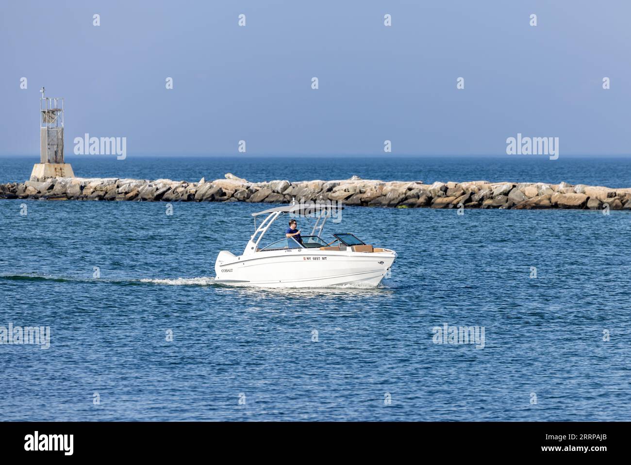 Weißer Kobaltbogenfahrer kommt in den montauk-Einlass Stockfoto