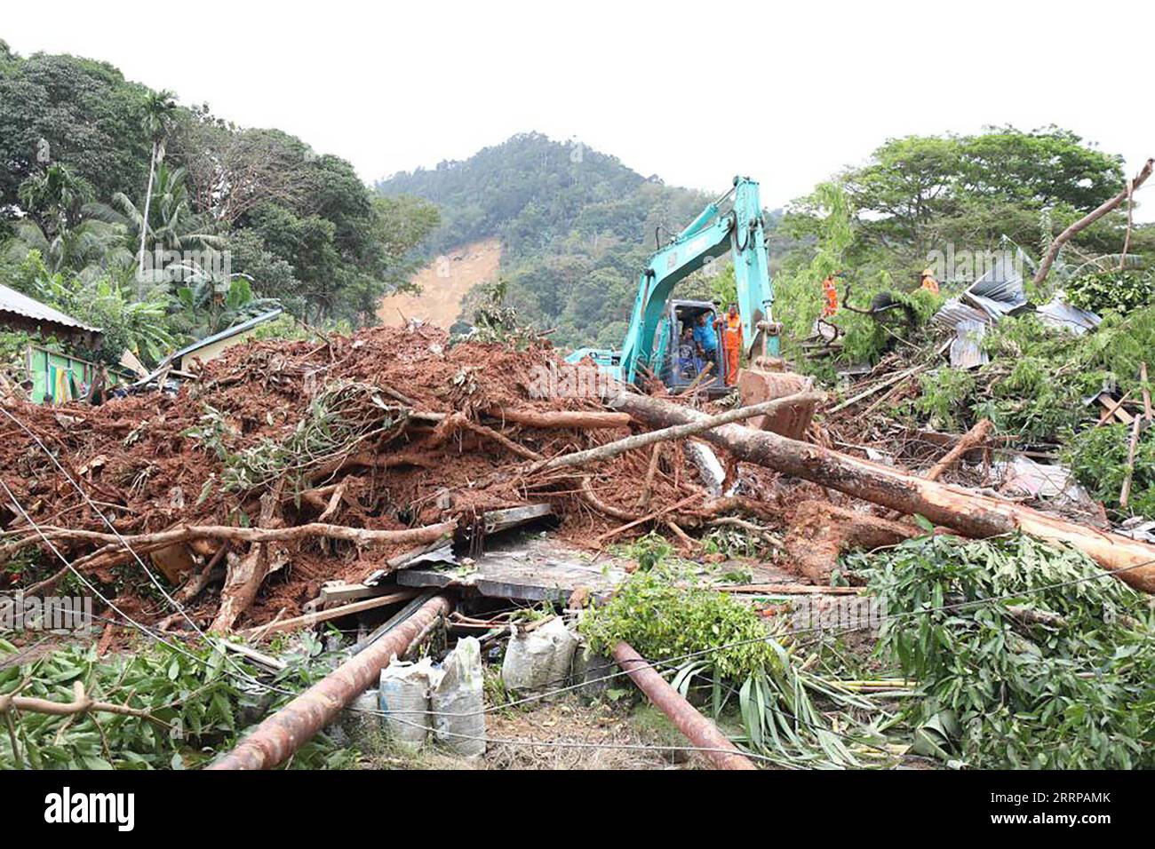 230309 -- RIAU-INSELN, 9. März 2023 -- dieses Foto von Indonesiens National Disaster Management Agency zeigt Rettungskräfte, die am Ort eines Erdrutsches im Dorf Pangkalan im Bezirk Natuna, Riau Island, Indonesien, arbeiten, 9. März 2023. Die Zahl der Opfer der Erdrutsche in der westlichen indonesischen Provinz Riau Islands stieg auf 25, wobei 33 weitere vermisst wurden, sagte ein Beamter der Katastrophenagentur am Donnerstag. /Handout via Xinhua INDONESIA-RIAU ISLANDS-LANDSLIDES BNPB PUBLICATIONxNOTxINxCHN Stockfoto