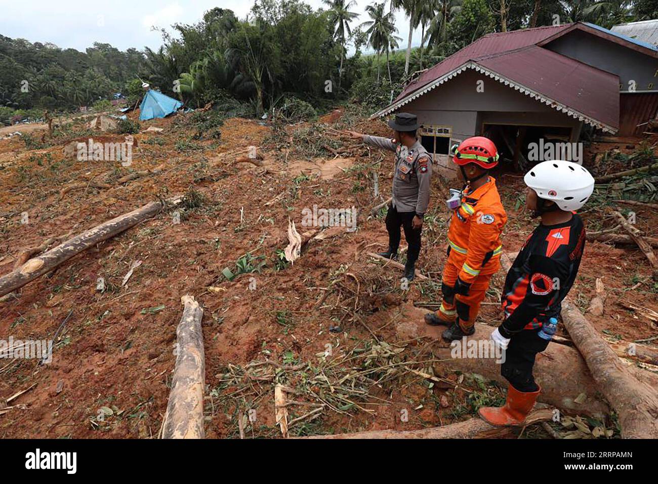 230309 -- RIAU-INSELN, 9. März 2023 -- dieses Foto von Indonesiens National Disaster Management Agency zeigt Rettungskräfte, die am Ort eines Erdrutsches im Dorf Pangkalan im Bezirk Natuna, Riau Island, Indonesien, arbeiten, 9. März 2023. Die Zahl der Opfer der Erdrutsche in der westlichen indonesischen Provinz Riau Islands stieg auf 25, wobei 33 weitere vermisst wurden, sagte ein Beamter der Katastrophenagentur am Donnerstag. /Handout via Xinhua INDONESIA-RIAU ISLANDS-LANDSLIDES BNPB PUBLICATIONxNOTxINxCHN Stockfoto