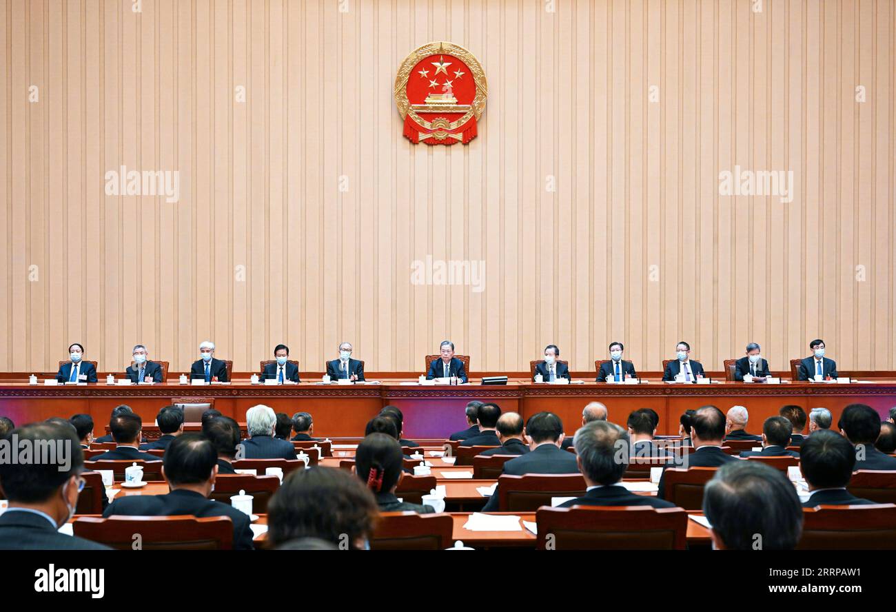 230309 -- PEKING, 9. März 2023 -- Zhao Leji, Exekutivvorsitzender des Präsidiums der ersten Sitzung des 14. Nationalen Volkskongresses NPC, leitet die vierte Präsidiumssitzung in der Großen Halle des Volkes in Peking, der Hauptstadt Chinas, am 9. März 2023. ZWEI SESSIONSCHINA-BEIJING-NPC-PRESIDIUM-MEETING CN RAOXAIMIN PUBLICATIONXNOTXINXCHN Stockfoto