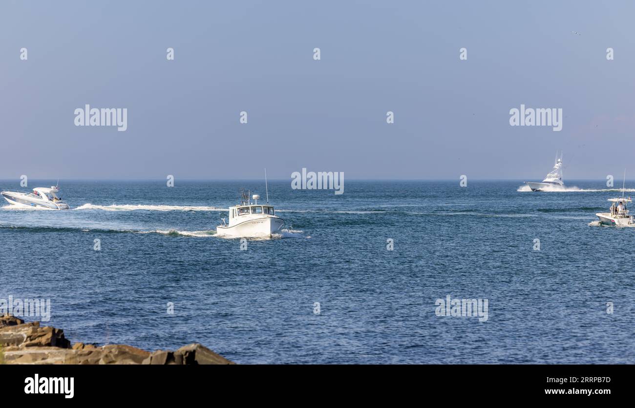 Vier Motorboote, die in montauk abfahren und in den Hafen einfahren Stockfoto