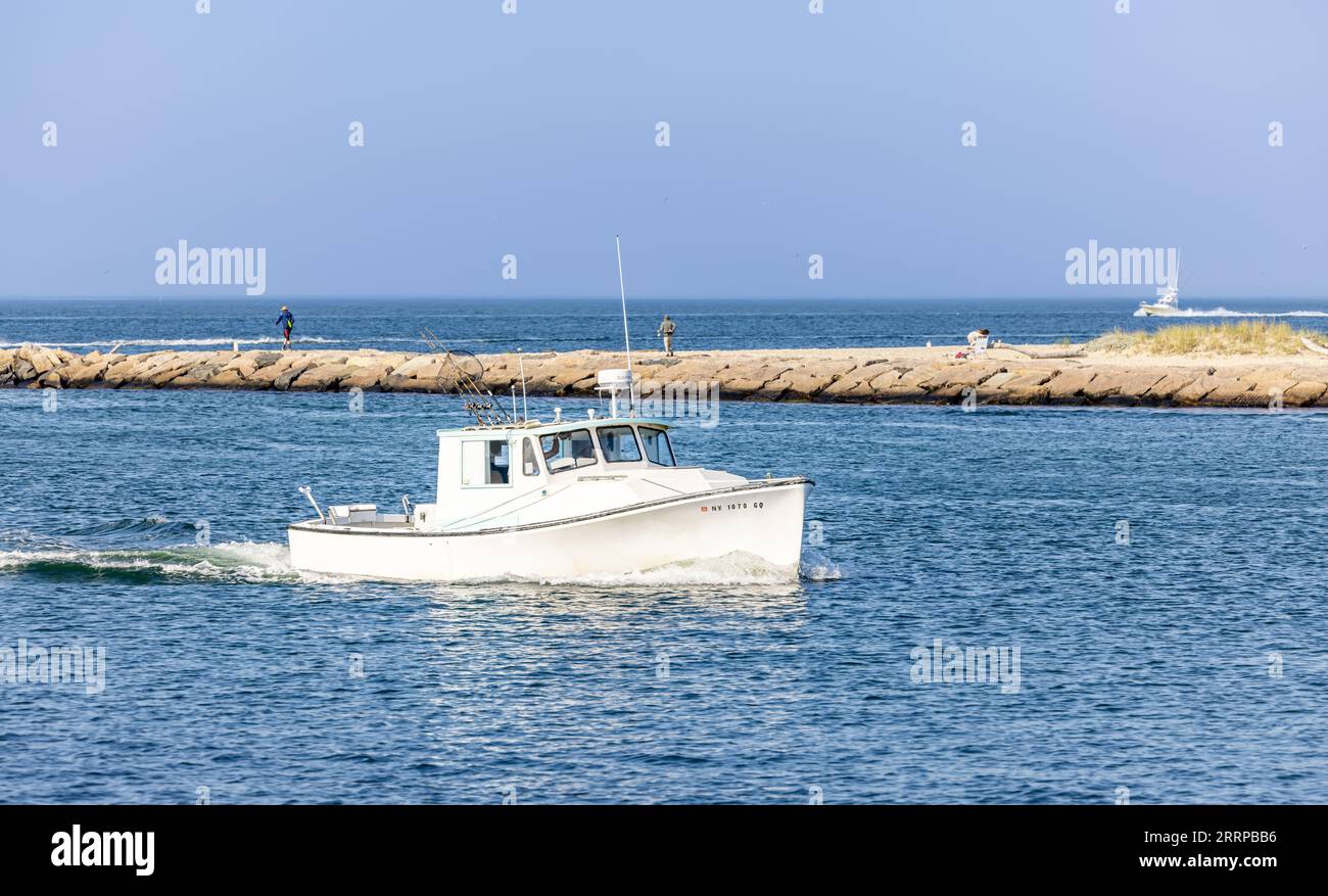 Ein kleines Fischerboot, Tante Lousea, das nach montauk kommt Stockfoto Ein kleines Fischerboot, Tante Lousea, das nach montauk kommt Stockfoto