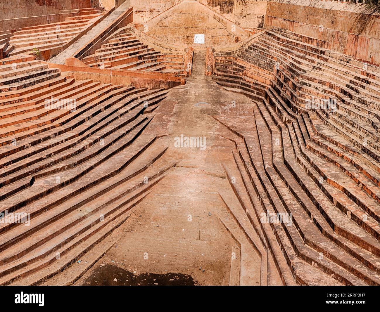 Der leere Stausee (Rang de Basanti) am historischen Nahagarh Fort hält normalerweise Wasser für die Stadt Jaipur, die mehrere Kilometer entfernt ist. Stockfoto