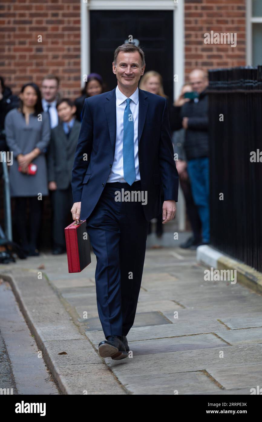 230316 -- LONDON, 16. März 2023 -- Bundeskanzler Jeremy Hunt aus Großbritannien verlässt die 11 Downing Street, um sein Budget am 15. März 2023 an das Parlament in London zu übergeben. Großbritannien hat am Mittwoch eine Reihe von Maßnahmen vorgestellt, um seine in Schwierigkeiten geratene Wirtschaft anzukurbeln, darunter Reformen der Kinderbetreuung, Steuersenkungen für Unternehmen und Maßnahmen zur Verringerung der Lebenskosten für Haushalte. /Nein 10 Downing Street/Handout via Xinhua BRITAIN-LONDON-JEREMY HUNT-BUDGET SimonxWalker PUBLICATIONxNOTxINxCHN Stockfoto