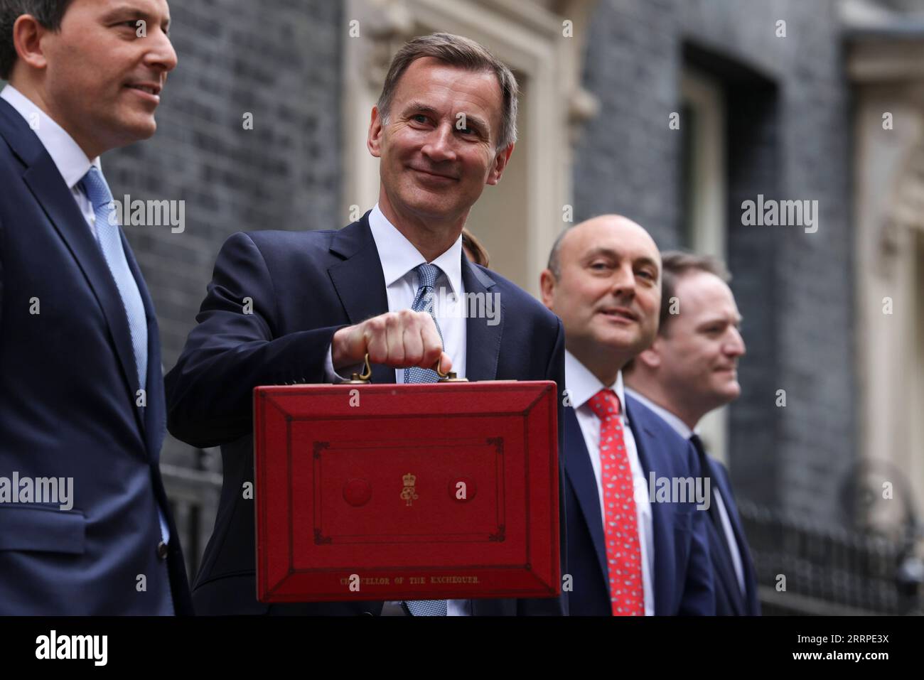 230316 -- LONDON, 16. März 2023 -- Bundeskanzler Jeremy Hunt 2nd, L of the United Kingdom UK posiert für Fotos, als er die 11 Downing Street verlässt, um sein Budget am 15. März 2023 an das Parlament in London zu übergeben. Großbritannien hat am Mittwoch eine Reihe von Maßnahmen vorgestellt, um seine in Schwierigkeiten geratene Wirtschaft anzukurbeln, darunter Reformen der Kinderbetreuung, Steuersenkungen für Unternehmen und Maßnahmen zur Verringerung der Lebenskosten für Haushalte. /Nein 10 Downing Street/Handout via Xinhua BRITAIN-LONDON-JEREMY HUNT-BUDGET RoryxArnold PUBLICATIONxNOTxINxCHN Stockfoto