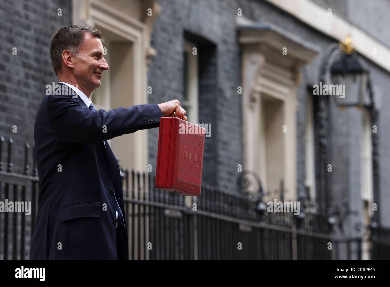 230316 -- LONDON, 16. März 2023 -- Bundeskanzler Jeremy Hunt aus dem Vereinigten Königreich posiert für Fotos, als er die 11 Downing Street verlässt, um sein Budget am 15. März 2023 an das Parlament in London zu übergeben. Großbritannien hat am Mittwoch eine Reihe von Maßnahmen vorgestellt, um seine in Schwierigkeiten geratene Wirtschaft anzukurbeln, darunter Reformen der Kinderbetreuung, Steuersenkungen für Unternehmen und Maßnahmen zur Verringerung der Lebenskosten für Haushalte. /Nein 10 Downing Street/Handout via Xinhua BRITAIN-LONDON-JEREMY HUNT-BUDGET RoryxArnold PUBLICATIONxNOTxINxCHN Stockfoto