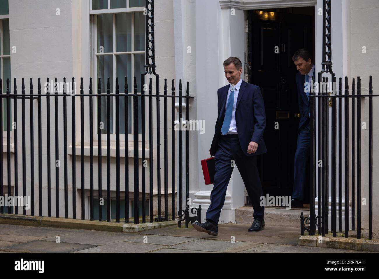 230316 -- LONDON, 16. März 2023 -- Bundeskanzler Jeremy Hunt aus Großbritannien verlässt die 11 Downing Street, um sein Budget am 15. März 2023 an das Parlament in London zu übergeben. Großbritannien hat am Mittwoch eine Reihe von Maßnahmen vorgestellt, um seine in Schwierigkeiten geratene Wirtschaft anzukurbeln, darunter Reformen der Kinderbetreuung, Steuersenkungen für Unternehmen und Maßnahmen zur Verringerung der Lebenskosten für Haushalte. /Nein 10 Downing Street/Handout via Xinhua BRITAIN-LONDON-JEREMY HUNT-BUDGET SimonxWalker PUBLICATIONxNOTxINxCHN Stockfoto