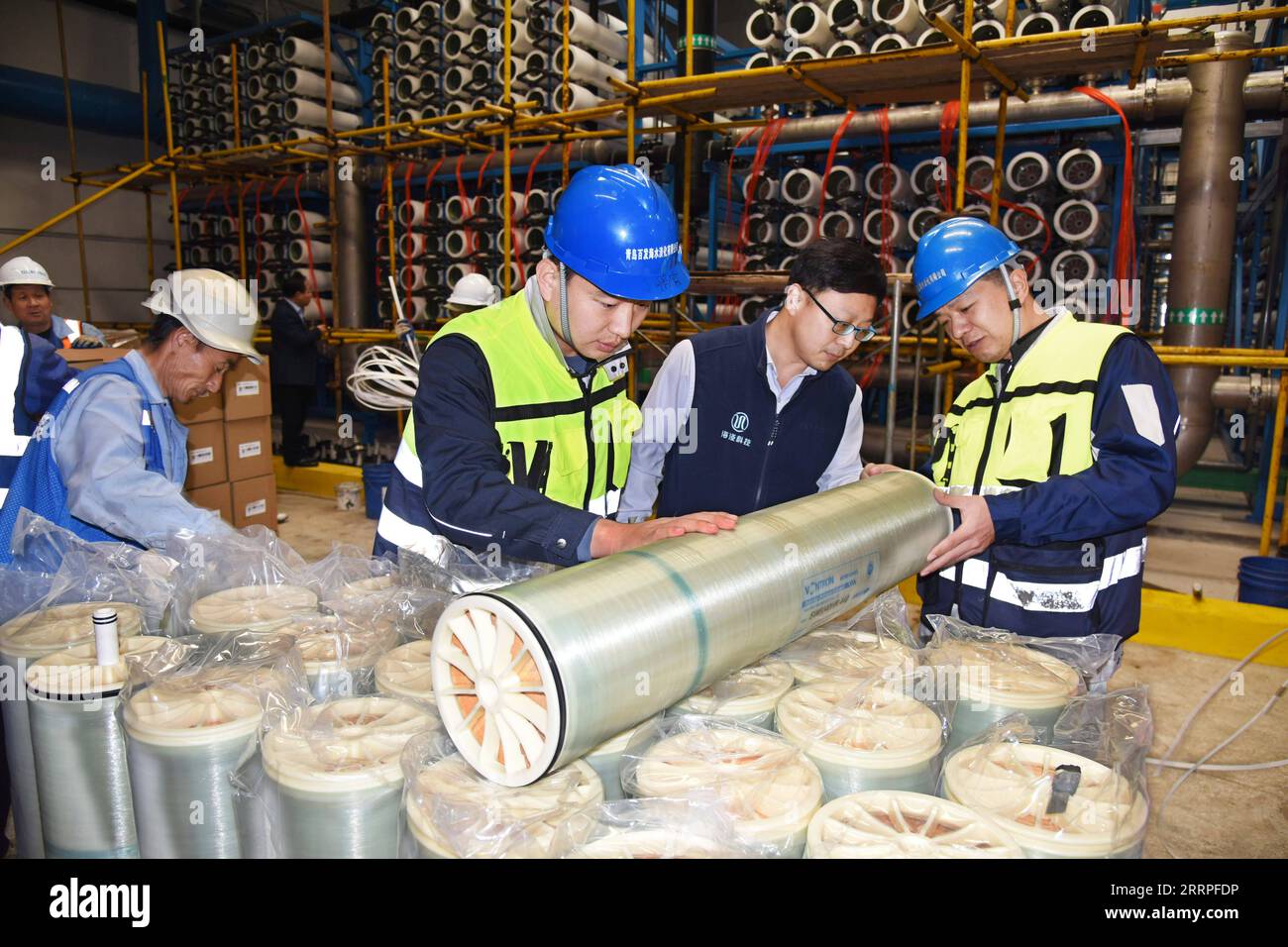 230321 -- QINGDAO, 21. März 2023 -- Techniker überprüfen die Ausrüstung in einer Meerwasserentsalzungsanlage in Qingdao, ostchinesische Provinz Shandong, 20. März 2023. In den letzten Jahren hat Qingdao die Meerwasserentsalzungsindustrie energisch weiterentwickelt. Durch die Einrichtung von großen Meerwasserentsalzungsbasen und den Anschluss von entsalztem Wasser an das kommunale Leitungsnetz wurden die Wasserressourcen der Stadt effektiv ergänzt.derzeit können die Meerwasserentsalzungsprojekte von Qingdao über 300.000 Kubikmeter Süßwasser pro Tag produzieren, und das fast ein Zehntel Stockfoto