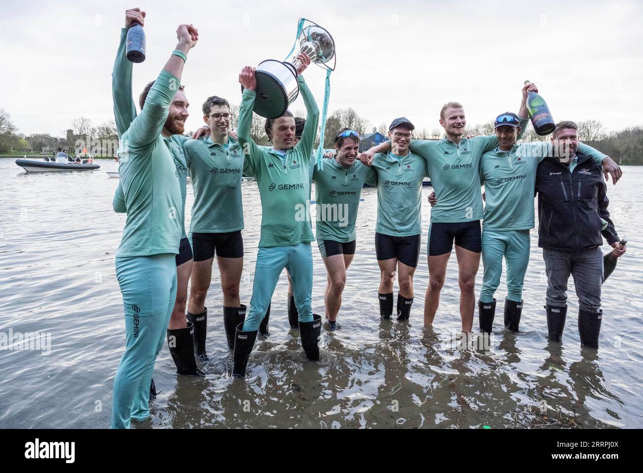 230327 -- LONDON, 27. März 2023 -- Mitglieder der Cambridge Crew feiern, nachdem sie das Herrenboot-Rennen zwischen der Oxford University und der Cambridge University auf der Themse in London, Großbritannien, am 26. März 2023 gewonnen haben. Foto von /Xinhua SPBRITAIN-LONDON-BOAT RACE-OXFORD UNIVERSITY VS CAMBRIDGE UNIVERSITY StephenxChung PUBLICATIONxNOTxINxCHN Stockfoto