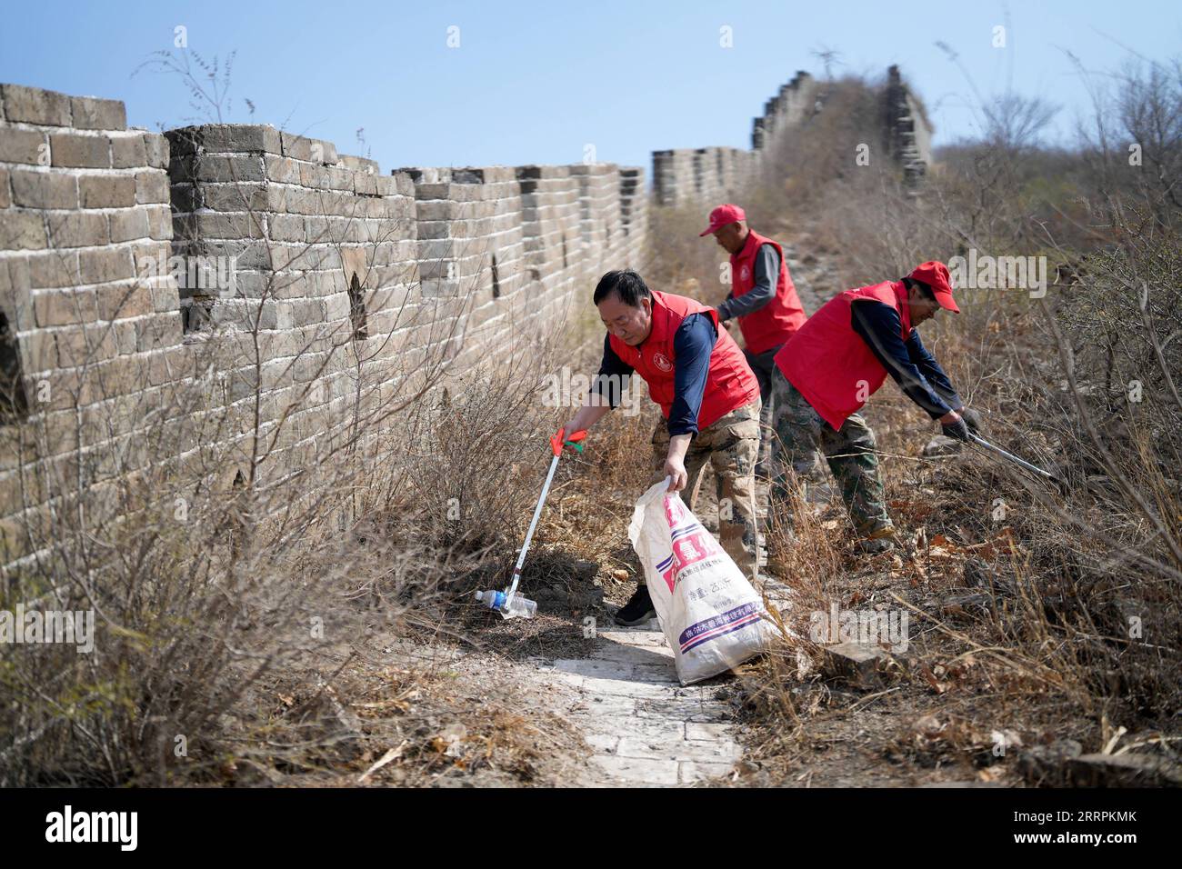 230331 -- TANGSHAN, 31. März 2023 -- Chai Jizhi Front und andere Mitglieder eines Schutzteams für die große Mauer führen Reinigungsarbeiten an der Chinesischen Mauer Hongshankou im Dorf Hongshankou der Stadt Zunhua in der nordchinesischen Provinz Hebei durch, 29. März 2023. Die große Mauer Hongshankou liegt im Dorf Hongshankou in der nordchinesischen Provinz Hebei. Im Jahr 2019 initiierte der Dorfbewohner Chai Jizhi die Bildung eines Schutzteams für die große Mauer mit dem Ziel, die große Mauer weiter zu schützen und die Kultur der Großen Mauer weiterzugeben. Seither führen sie auch Instandhaltungsarbeiten durch Stockfoto