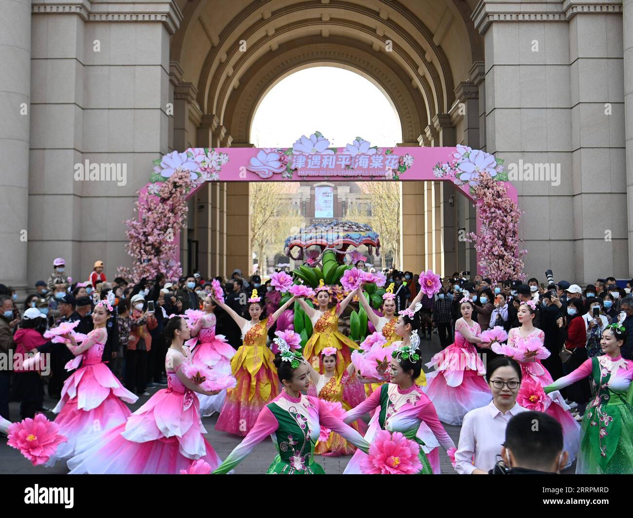 230401 -- TIANJIN, 1. April 2023 -- Eine Floßparade findet im historischen Stadtgebiet von Wudadao oder den fünf großen Avenues im nordchinesischen Tianjin statt, 31. März 2023. Das historische Stadtgebiet von Wudadao, oder die fünf großen Avenues, im nordchinesischen Tianjin, zog während der Blütezeit der chinesischen blühenden Krabben vor kurzem eine Menge Besucher an. Um den von den Blüten ausgehenden Tourismusboom weiter zu unterstützen, startete der Bezirk Heping in Tianjin vom 31. März bis 9. April eine Reihe von Veranstaltungen zum Thema chinesische blühende Krebse, die Floßparade, Lichtshow und Kulturmesse beinhalteten. CHINA- Stockfoto