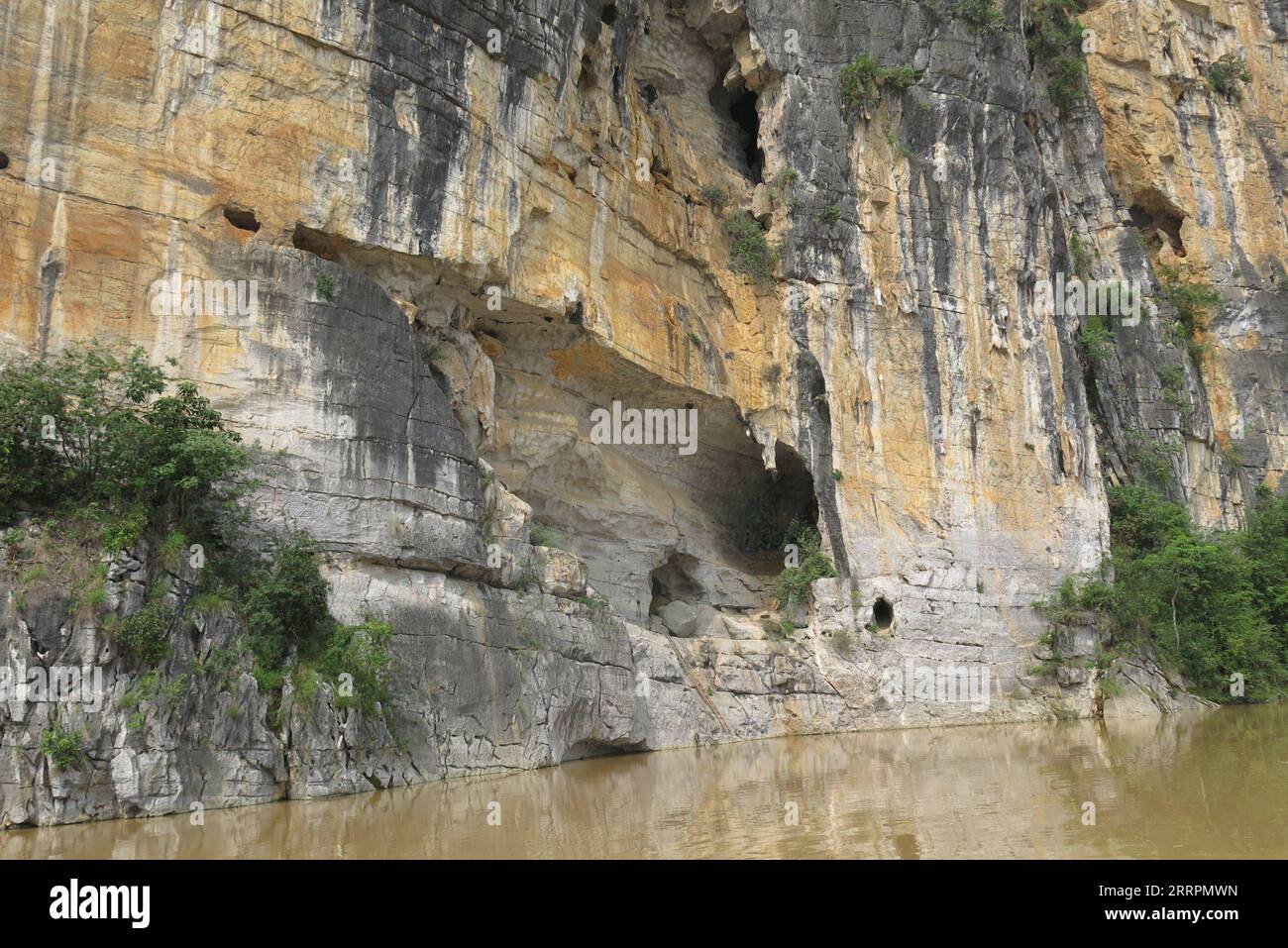 230402 -- NANNING, 2. April 2023 -- dieses undatierte Dateifoto zeigt eine Fundstelle prähistorischer Schlangenknochen im Einzugsgebiet des Zuojiang-Flusses, der südchinesischen autonomen Region Guangxi Zhuang. ZU GEHEN MIT prähistorischen Schlangenknochen in Südchina entdeckt /Handout über Xinhua CHINA-GUANGXI-PRÄHISTORISCHE SCHLANGENKNOCHEN-ENTDECKUNG CN GuangxixInstitutexofxCulturalxRelicxProtectionxandxArchaeology PUBLICATIONxNOTxINxCHN Stockfoto