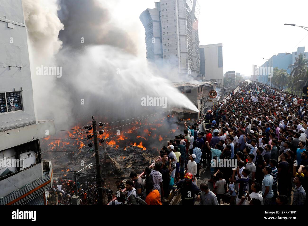 Bilder des Jahres 2023, News 04 April News Themen der Woche KW14 News Bilder des Tages 230404 -- DHAKA, 4. April 2023 -- Menschen versammeln sich an der Stelle, an der am 4. April 2023 ein Brand auf einem Markt in Dhaka, Bangladesch, ausbrach. Ein Feuer entzog am Dienstagmorgen Tausende von Geschäften auf einem Markt in einem Wohnviertel der Altstadt von Dhaka und zerstörte Waren und Eigentum. BANGLADESCH-DHAKA-MARKET-FIRE Salim PUBLICATIONxNOTxINxCHN Stockfoto