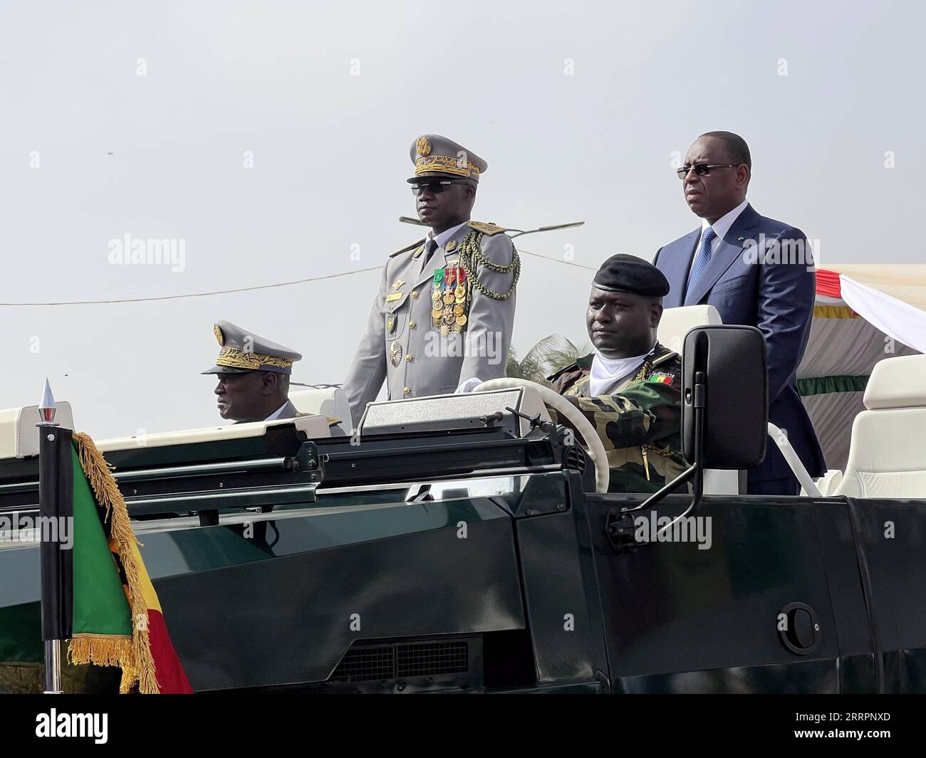 Bilder des Jahres 2023, News 04 April News Themen der Woche KW14 230405 -- DAKAR, 5. April 2023 -- der senegalesische Präsident Macky Sall 1st R nimmt am 4. April 2023 an einer Militärparade in Dakar, Senegal, Teil. Senegal feierte seinen 63. Jahrestag der Unabhängigkeit mit einer Militärparade am Dienstag. Foto von Matar Ndoye/Xinhua SENEGAL-DAKAR-UNABHÄNGIGKEITSPARADE WangxZizheng PUBLICATIONxNOTxINxCHN Stockfoto