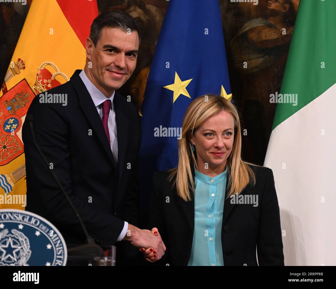 230405 -- ROM, 5. April 2023 -- der italienische Premierminister Giorgia Meloni R gibt dem spanischen Premierminister Pedro Sanchez bei einer Pressekonferenz am 5. April 2023 in Rom die Hand. Der spanische Premierminister Pedro Sanchez und sein italienischer Amtskollege Giorgia Meloni trafen sich hier am Mittwoch zu Gesprächen über Migration, Energieversorgung und die Vorschriften der Europäischen Union über die Staatsverschuldung. Foto von /Xinhua ITALY-ROME-PM-SPAIN-PM-PRESS CONFERENCE AlbertoxLingria PUBLICATIONxNOTxINxCHN Stockfoto