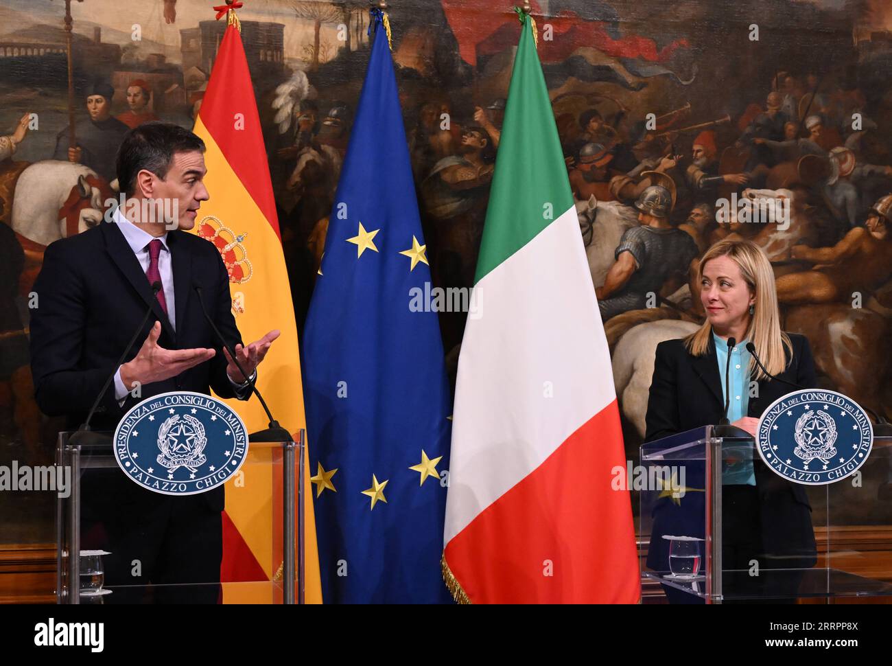 230405 -- ROM, 5. April 2023 -- der italienische Premierminister Giorgia Meloni R und der spanische Premierminister Pedro Sanchez nehmen am 5. April 2023 an einer Pressekonferenz in Rom Teil. Der spanische Premierminister Pedro Sanchez und sein italienischer Amtskollege Giorgia Meloni trafen sich hier am Mittwoch zu Gesprächen über Migration, Energieversorgung und die Vorschriften der Europäischen Union über die Staatsverschuldung. Foto von /Xinhua ITALY-ROME-PM-SPAIN-PM-PRESS CONFERENCE AlbertoxLingria PUBLICATIONxNOTxINxCHN Stockfoto