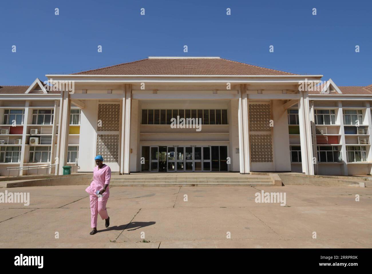 230407 -- DAKAR, 7. April 2023 -- dieses Foto, das am 21. März 2023 aufgenommen wurde, zeigt einen Blick auf das Kinderkrankenhaus von Diamniadio in Dakar, Senegal. Das 19. Chinesische Ärzteteam, das nach Senegal entsandt wurde, bietet seit November 2021 medizinische Dienste im Kinderkrankenhaus von Diamniadio an. Zum 31. März 2023 hatte das medizinische Team 7.058 ambulante Leistungen erbracht, 3.150 Operationen und 1.039 Fälle von Anästhesie durchgeführt. SENEGAL-DAKAR-CHINESISCHES ÄRZTETEAM HanxXu PUBLICATIONxNOTxINxCHN Stockfoto