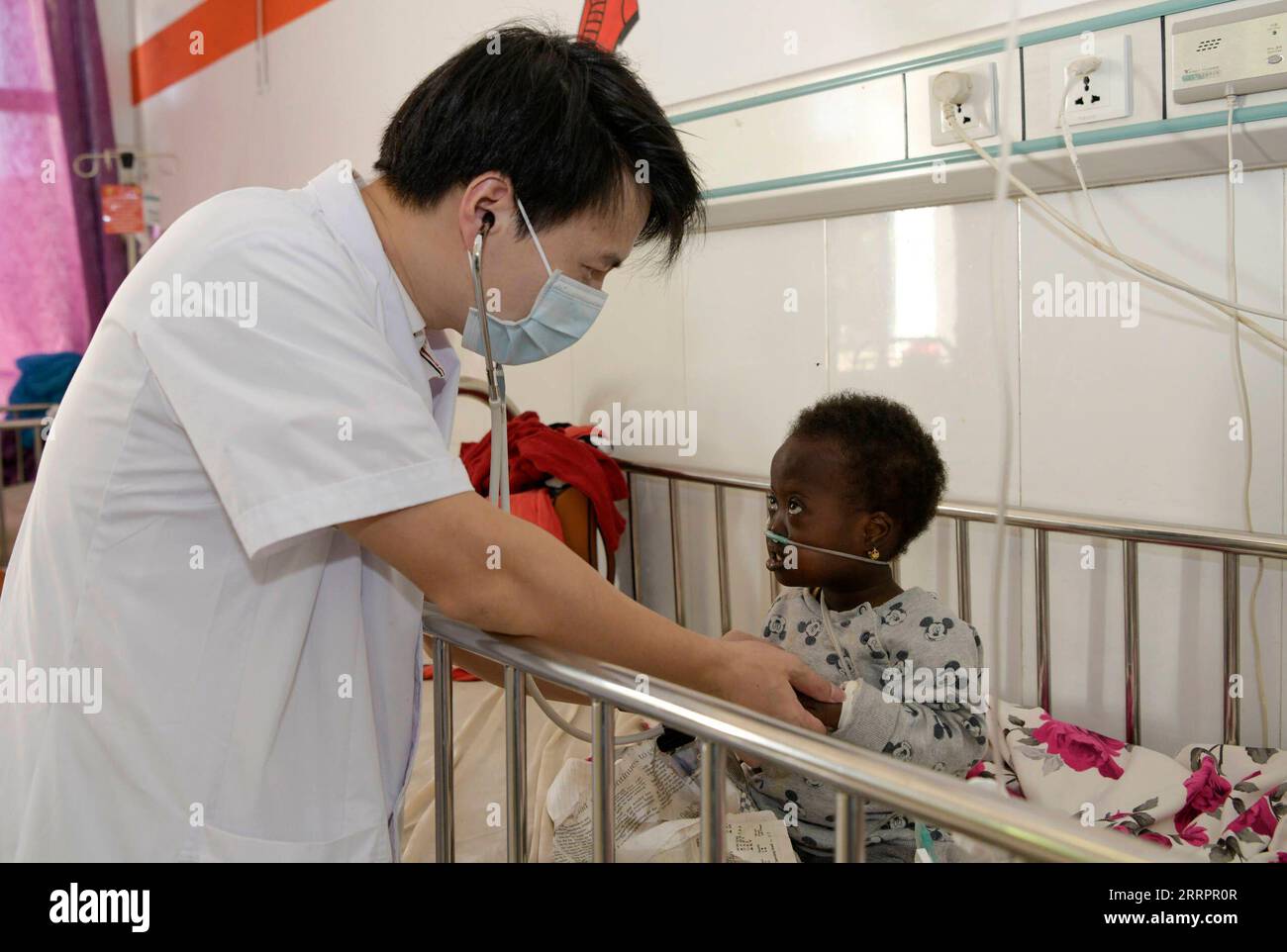 230407 -- DAKAR, 7. April 2023 -- chinesisches medizinisches Teammitglied Tang Rongning untersucht am 21. März 2023 einen jungen Patienten im Kinderkrankenhaus von Diamniadio in Dakar, Senegal. Das 19. Chinesische Ärzteteam, das nach Senegal entsandt wurde, bietet seit November 2021 medizinische Dienste im Kinderkrankenhaus von Diamniadio an. Zum 31. März 2023 hatte das medizinische Team 7.058 ambulante Leistungen erbracht, 3.150 Operationen und 1.039 Fälle von Anästhesie durchgeführt. SENEGAL-DAKAR-CHINESISCHES ÄRZTETEAM HanxXu PUBLICATIONxNOTxINxCHN Stockfoto