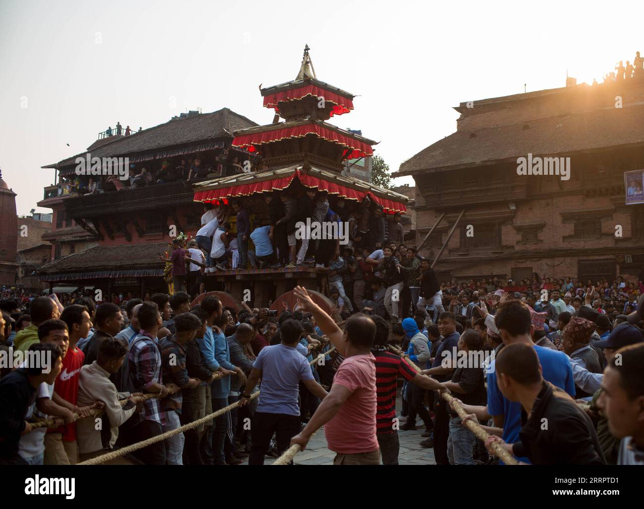 230411 -- BHAKTAPUR, 11. April 2023 -- Menschen ziehen den Wagen von Lord Bhairav am ersten Tag des Bisket Jatra Festivals auf dem Bhaktapur Durbar Square in Bhaktapur, Nepal, 10. April 2023. Das Festival wird jährlich gefeiert, um die Ankunft des Frühlings und den Beginn des nepalesischen Neujahrs zu begrüßen. Foto: /Xinhua NEPAL-BHAKTAPUR-BISKET JATRA FESTIVAL SulavxShrestha PUBLICATIONxNOTxINxCHN Stockfoto