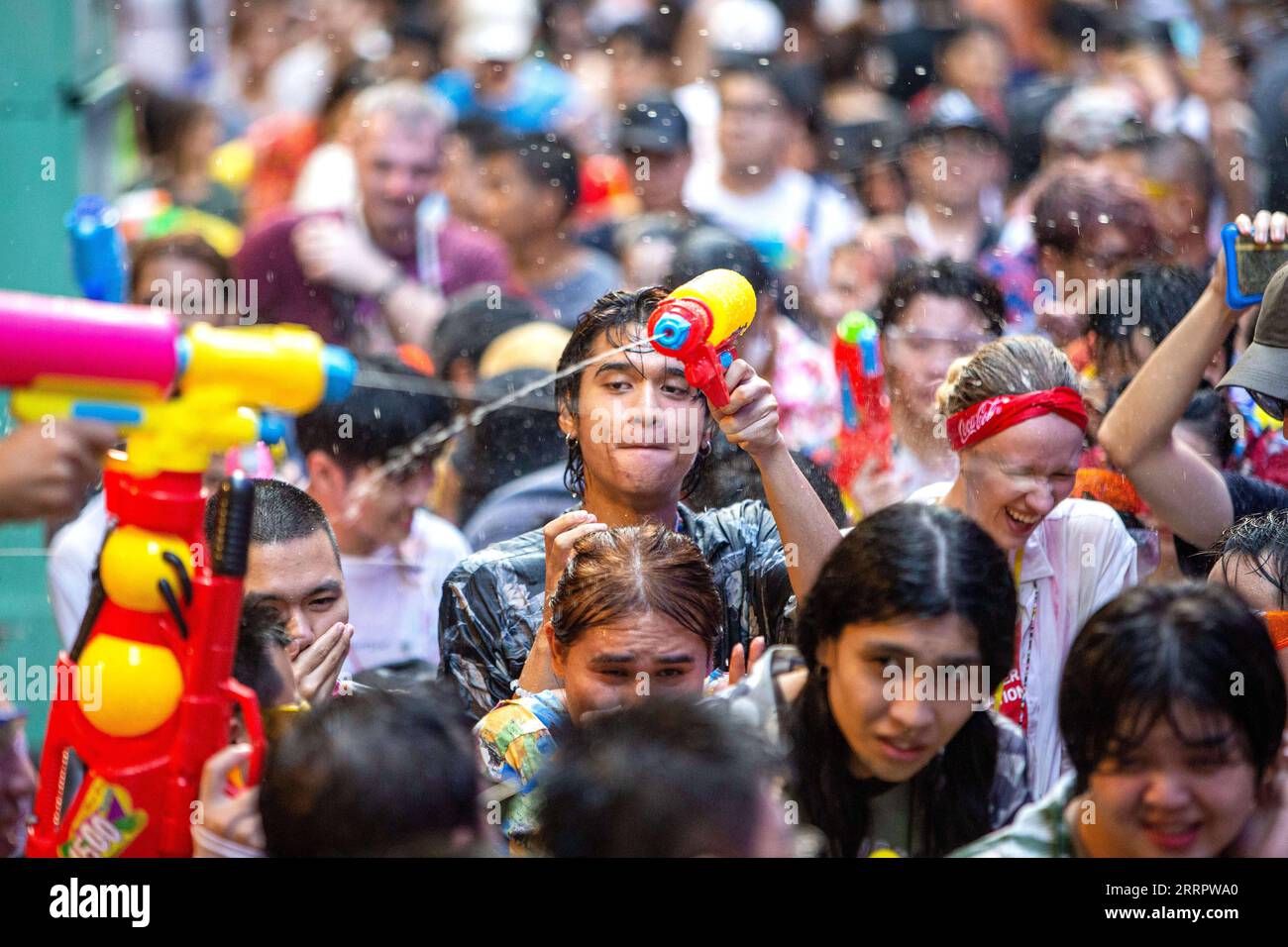 230413 -- BANGKOK, 13. April 2023 -- Menschen besuchen Wasserkampf, um das Songkran Festival in Bangkok, Thailand, 13. April 2023 zu feiern. Das Songkran Festival, das traditionelle thailändische Neujahrsfest, wird von Donnerstag bis Samstag gefeiert, bei dem die Menschen grüßen, indem sie Wasser aufeinander spritzen. THAILAND-BANGKOK-SONGKRAN FESTIVAL WangxTeng PUBLICATIONxNOTxINxCHN Stockfoto