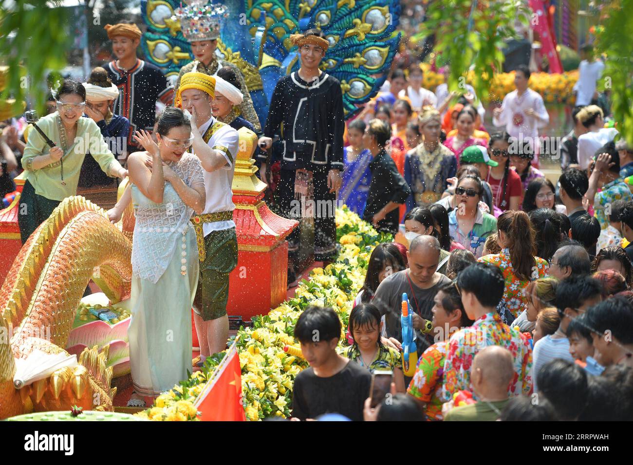 230413 -- BANGKOK, 13. April 2023 -- Menschen besuchen Wasserkampf, um das Songkran Festival in Bangkok, Thailand, 13. April 2023 zu feiern. Das Songkran Festival, das traditionelle thailändische Neujahrsfest, wird von Donnerstag bis Samstag gefeiert, bei dem die Menschen grüßen, indem sie Wasser aufeinander spritzen. Achen Sageamsak THAILAND-BANGKOK-SONGKRAN FESTIVAL WangxTeng PUBLICATIONxNOTxINxCHN Stockfoto