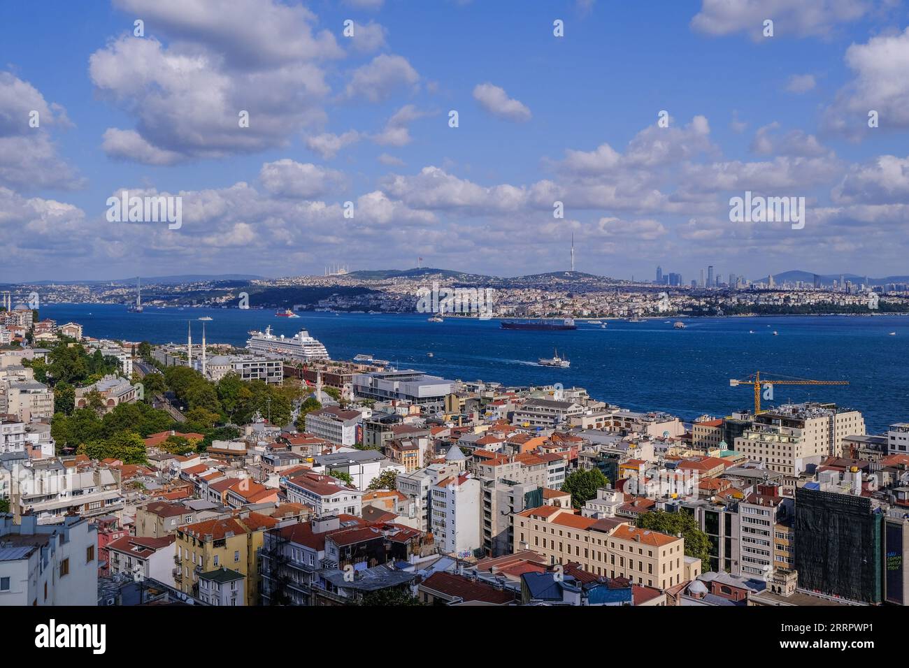 Istanbul, Türkei. September 2023. Bosporus und anatolische Küsten von der Terrasse des Turms aus gesehen. Galata Tower, Istanbuls historisches Erbe aus den Genuesen. (Foto von Mine TOZ/SOPA Images/SIPA USA) Credit: SIPA USA/Alamy Live News Stockfoto