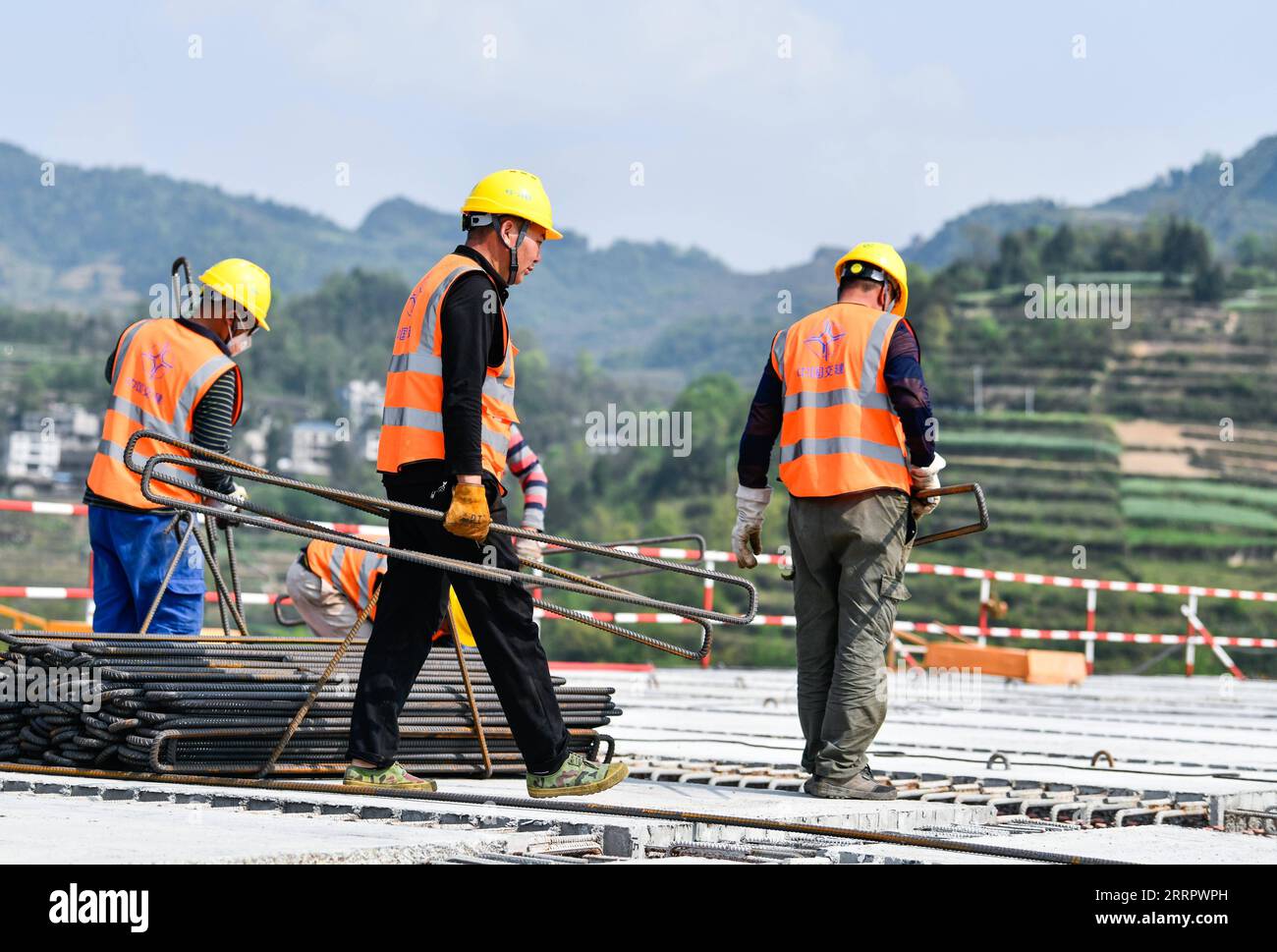 230414 -- GUIYANG, 14. April 2023 -- Arbeiter arbeiten auf der Baustelle der Wujiang Grand Bridge auf der Schnellstraße zwischen Dejiang und Yuqing in der südwestchinesischen Provinz Guizhou, 11. April 2023. Brücken sind ein unverkennbares Merkmal der Verkehrsinfrastruktur in Guizhou. Mit 92,5 Prozent der Fläche, die von Bergen und Hügeln bedeckt ist, hat die Provinz seit Ende der 1970er Jahre fast 30.000 Brücken gebaut und beherbergt heute fast die Hälfte der 100 höchsten Brücken der Welt. Durch den Bau von Brücken wird die bergige Provinz tief in die Nation integriert Stockfoto