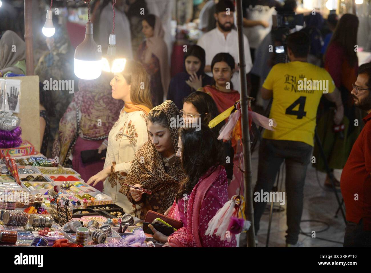 230417 -- ISLAMABAD, 17. April 2023 -- Menschen kaufen auf einem temporären Markt ein, der für das muslimische Festival Eid al-Fitr in Islamabad, der Hauptstadt Pakistans, am 16. April 2023 gebaut wurde. Nur noch wenige Tage bis zum muslimischen Festival Eid al-Fitr gibt es auf den pakistanischen Märkten und Einkaufszentren begeisterte Käufer, vor allem Frauen und Kinder, die extravagant verbringen, während sie in eine festliche Stimmung kommen, um den bevorstehenden besonderen Anlass zu feiern. PAKISTAN-ISLAMABAD-EID AL-FITR-SHOPPING AHMADXKAMAL PUBLICATIONXNOTXINXCHN Stockfoto