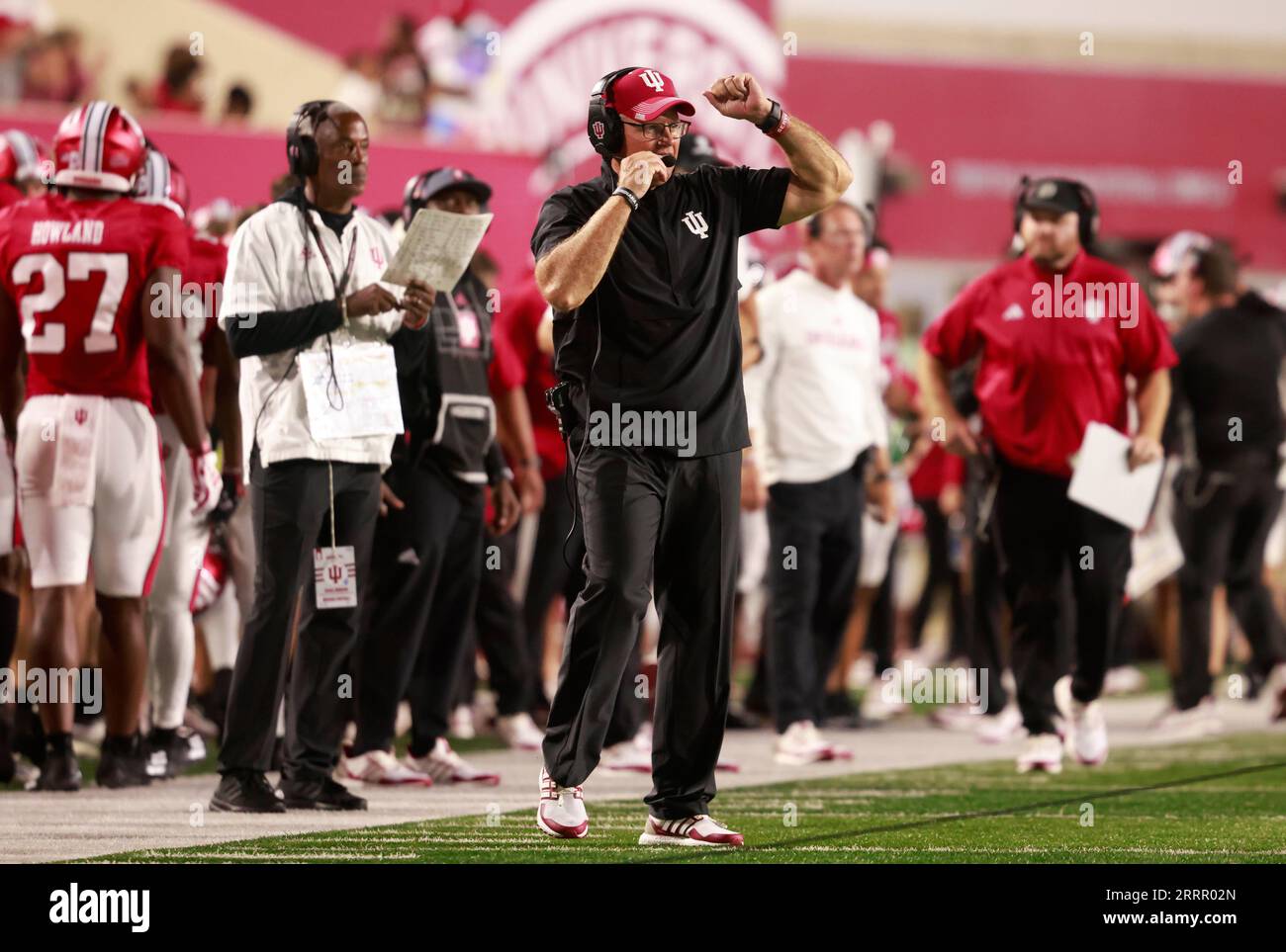 Bloomington, USA. September 2023. BLOOMINGTON, INDIANA – 8. SEPTEMBER: Tom Allen, Trainer der Indiana University, trainiert am 8. September 2023 gegen den Indiana State in Bloomington, Indiana. IU besiegte Indiana State mit 41:7. Quelle: Jeremy Hogan/Alamy Live News Stockfoto