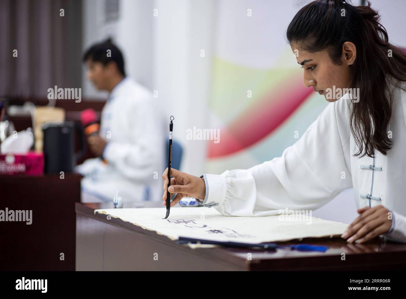 230420 -- KATHMANDU, 20. April 2023 -- Ein nepalesischer Student führt chinesische Kalligraphie bei der Eröffnungszeremonie einer Veranstaltung zum 14. UN-Tag der chinesischen Sprache in Kathmandu, Nepal, 20. April 2023 durch. Foto von /Xinhua NEPAL-KATHMANDU-UN CHINESISCHER SPRACHTAG HarixMaharjan PUBLICATIONxNOTxINxCHN Stockfoto