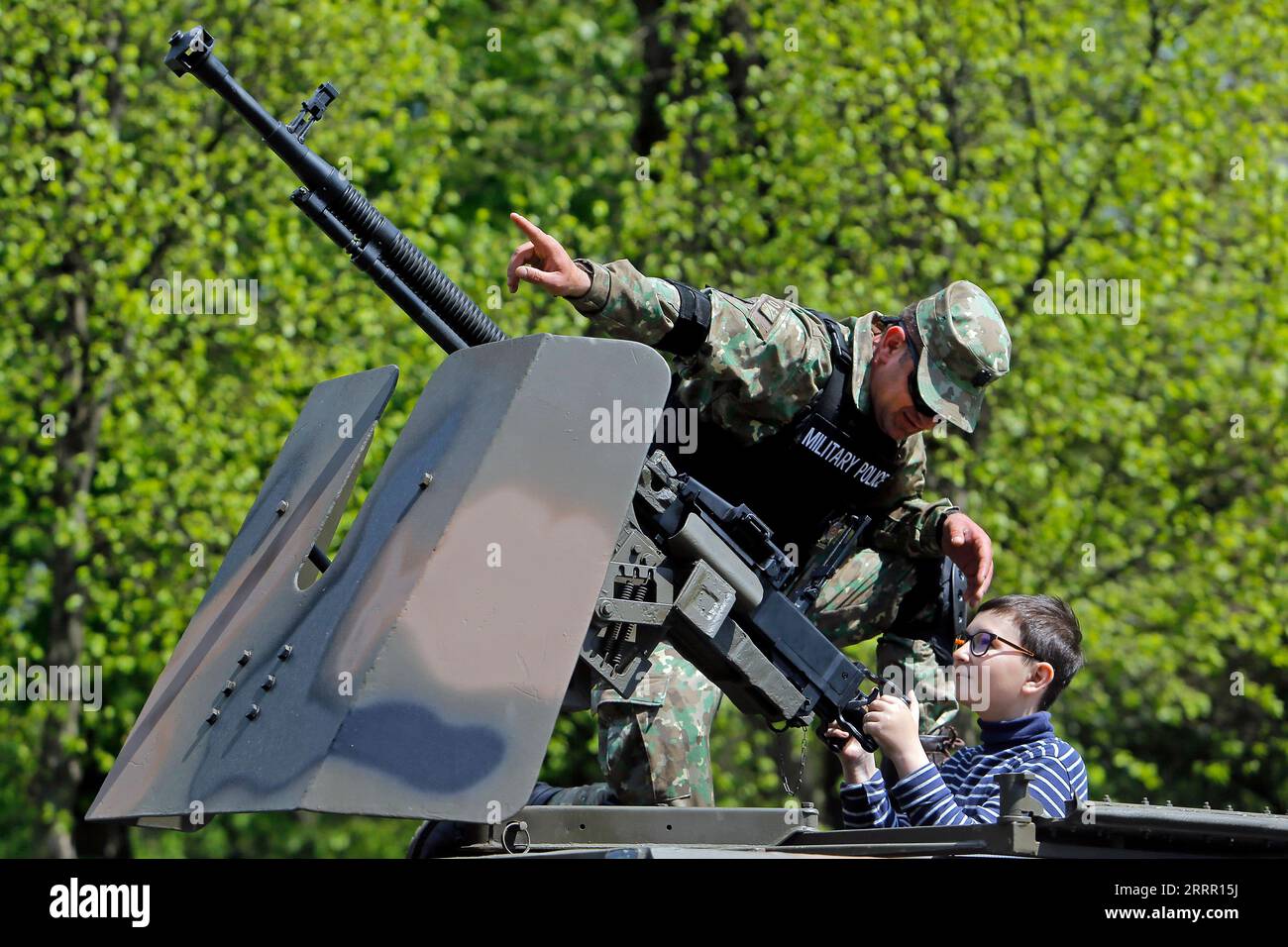 230424 -- BUKAREST, 24. April 2023 -- Ein rumänischer Soldat spricht mit einem Kind auf einem gepanzerten Fahrzeug bei einer statischen Ausstellung von militärischer Ausrüstung anlässlich des rumänischen Landstreitungstages in einem Park in Bukarest, der Hauptstadt Rumäniens, am 23. April 2023. Foto von /Xinhua RUMÄNIEN-BUKAREST-LAND STREITKRÄFTE TAGESAUSSTELLUNG CristianxCristel PUBLICATIONxNOTxINxCHN Stockfoto