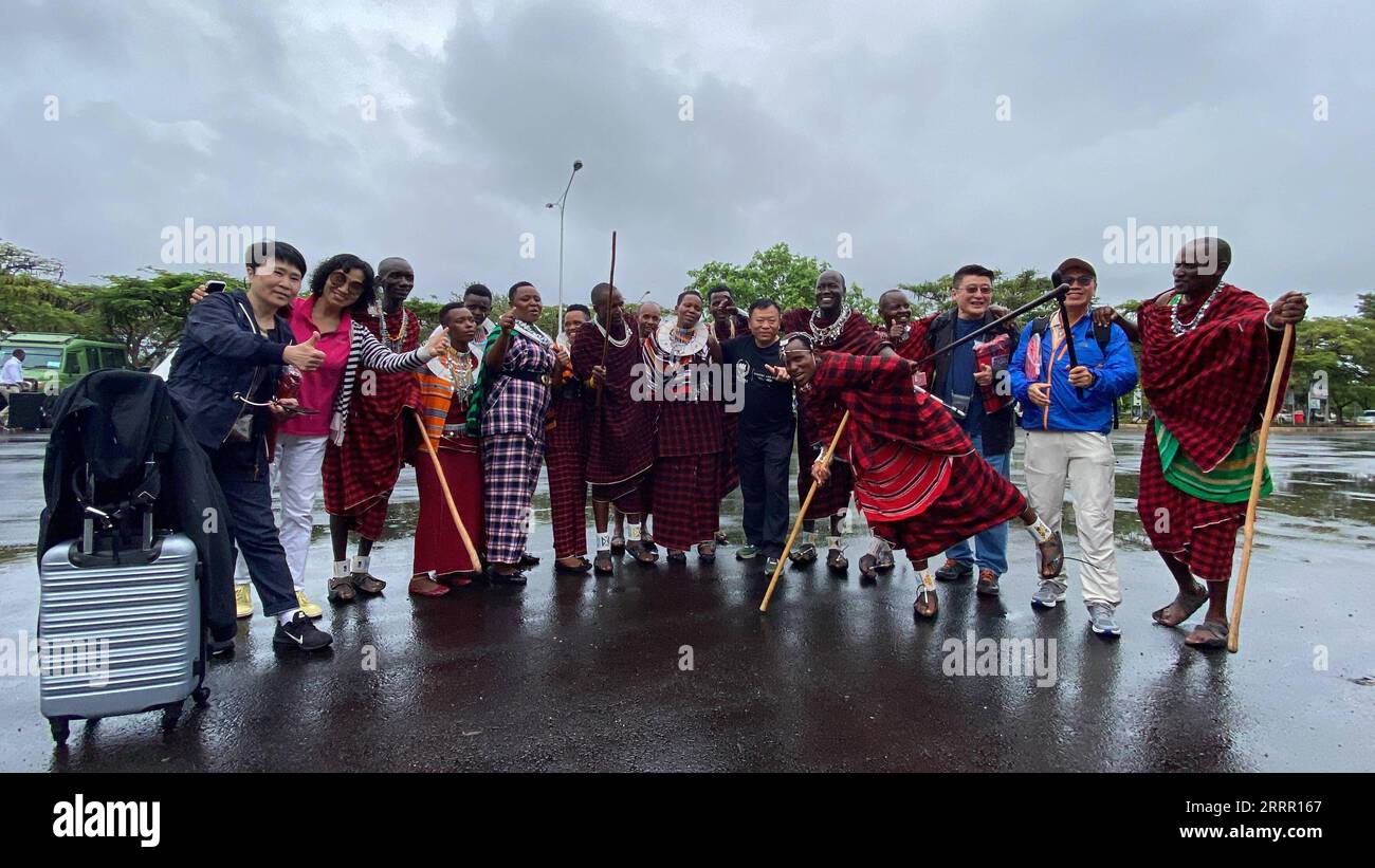 230423 -- dar es SALAAM, 23. April 2023 -- Chinesische Touristen werden am 22. April 2023 am internationalen Flughafen Kilimandscharo in der Region Kilimandscharo in Tansania begrüßt. Eine Gruppe von 28 chinesischen Touristen an Bord der Ethiopian Airlines landete am Samstagnachmittag am Kilimandscharo International Airport KIA, der sich im Bezirk Hai in der Region Kilimandscharo in Tansania befindet. Sie sind die erste Gruppe von Touristen aus China nach der Pandemie nach Tansania, einer der weltweit führenden Touristenattraktionen. UM MIT Tansania ZU GEHEN erhält die erste Reihe von chinesischen Touristen nach Pandemie Foto von /Xinhua TANSANIA-KILIM Stockfoto