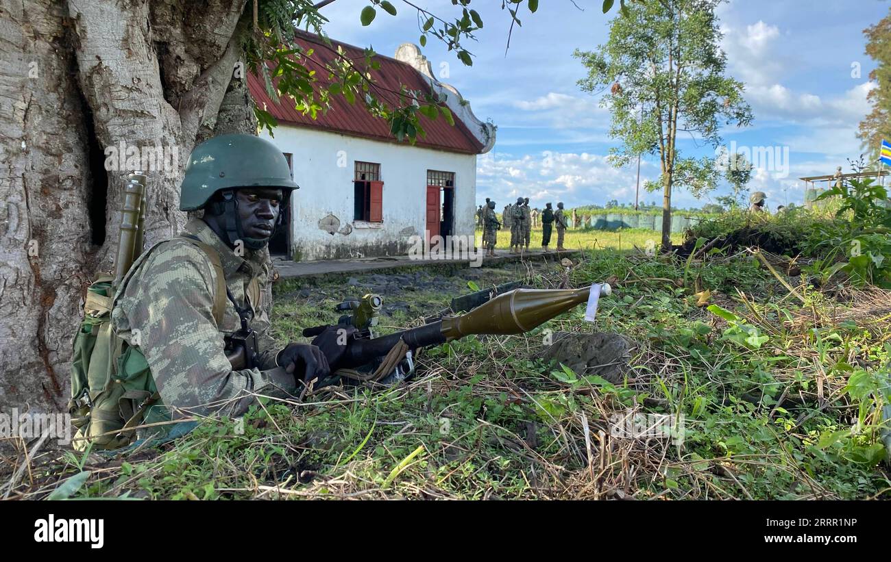 230425 -- GOMA, 25. April 2023 -- dieses Foto, das am 18. April 2023 aufgenommen wurde, zeigt Soldaten der Regionaltruppe, die von der Ostafrikanischen Gemeinschaft EAC in Kibumba, Provinz Nord-Kivu, Demokratische Republik Kongo, gebildet wurde. Während sich die M23-Rebellen aus den besetzten Dörfern und Städten im Osten der Demokratischen Republik Kongo zurückziehen, sagt Jeff Nyagah, Kommandeur der Regionaltruppe der Ostafrikanischen Gemeinschaft EAC, dass er über die positiven Fortschritte im Rückzugsprozess erfreut ist. DIE regionale EAC-Truppe sagt, dass der Rückzug der M23 positive Fortschritte macht Stockfoto