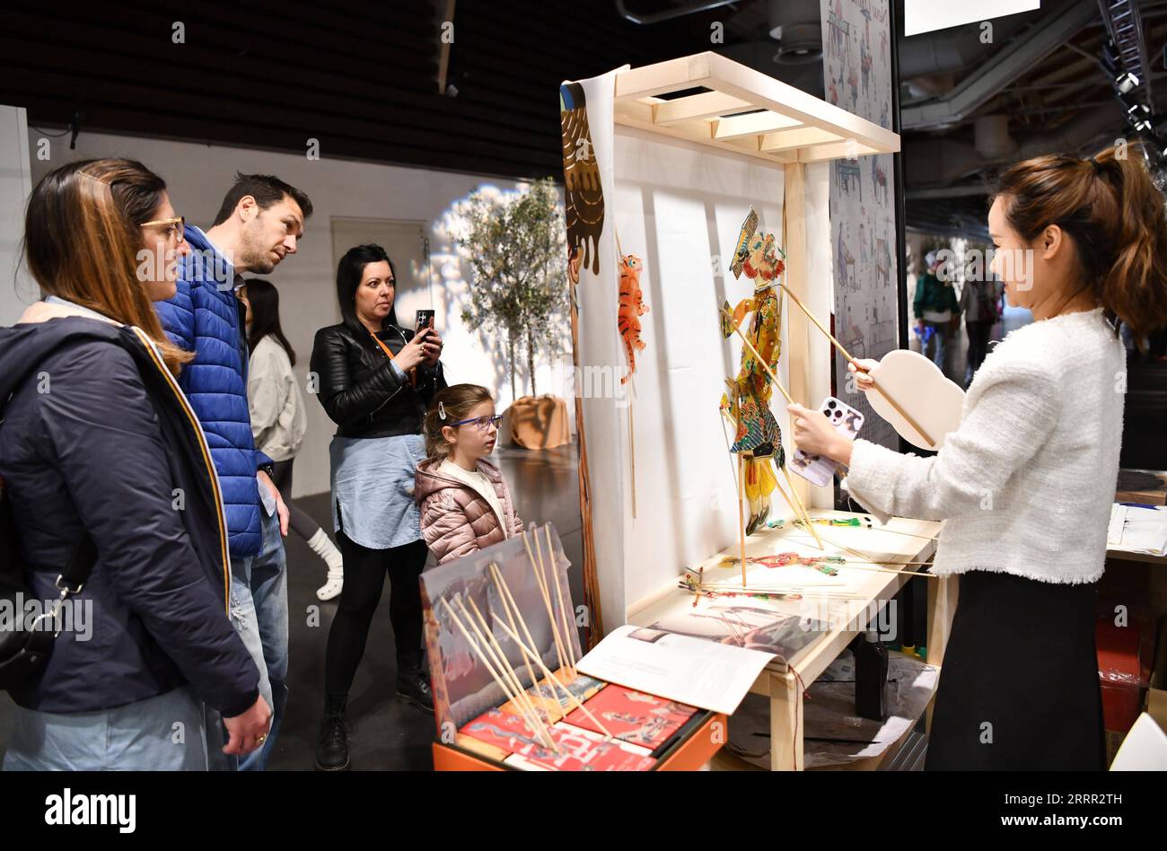 230428 -- FLORENZ, 28. April 2023 -- Besucher genießen eine chinesische Schattenpuppenshow auf der 87. Internationalen Handwerksmesse in Florenz, Italien, am 25. April 2023. Die Messe findet vom 25. April bis 1. Mai statt und umfasst über 400 Aussteller aus aller Welt. ITALIEN-FLORENZ-INT L HANDWERK FAIR-CHINESISCHES HANDWERK JINXMAMENGNI PUBLICATIONXNOTXINXCHN Stockfoto