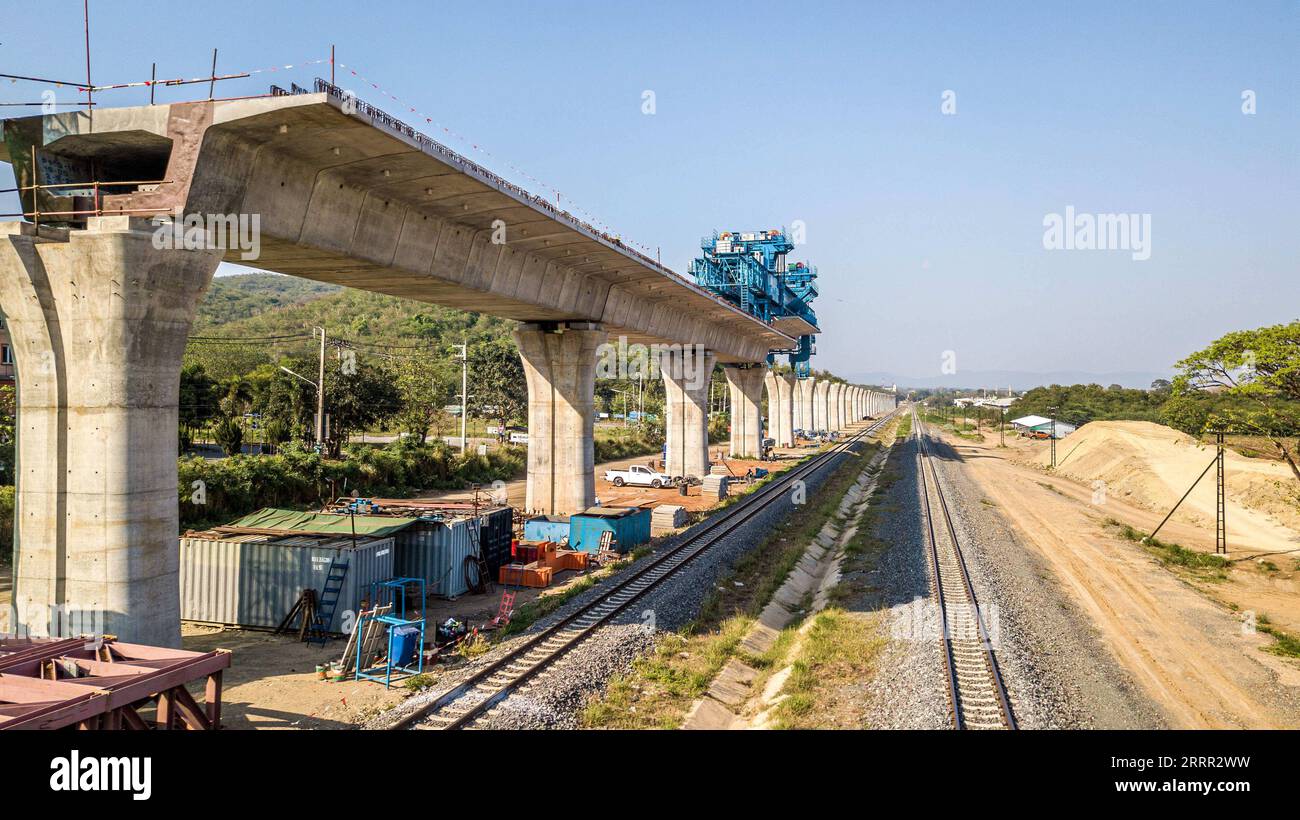 230428 -- BANGKOK, 28. April 2023 -- dieses Luftbild vom 23. Februar 2023 zeigt eine Baustelle der China-Thailand-Eisenbahn in der Provinz Nakhon Ratchasima, Thailand. Pannaros Boonserm, 33, ist ein Übersetzer in einer Aufsichtsgesellschaft für den ersten Abschnitt des Eisenbahnprojekts China-Thailand. Die China-Thailand-Eisenbahn, ein wichtiger Teil des transasiatischen Eisenbahnnetzes, wird Thailands erste normalspurige Hochgeschwindigkeitsbahn sein. Der erste Abschnitt, der die thailändische Hauptstadt Bangkok mit der Provinz Nakhon Ratchasima verbindet, in der Pannaros momentan mit ihren Großeltern lebt, ist e Stockfoto