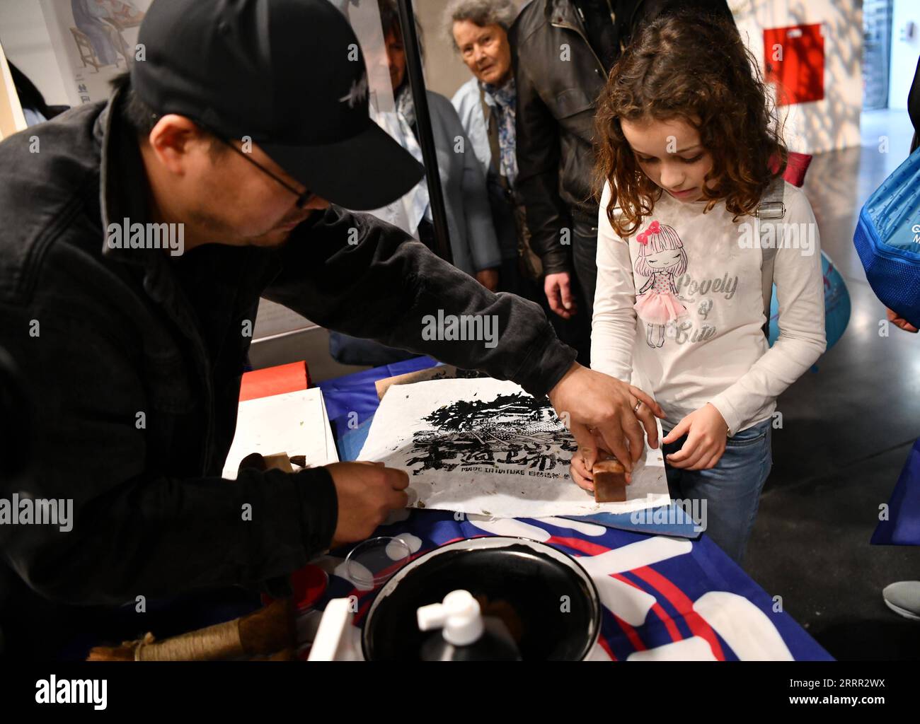 230428 -- FLORENZ, 28. April 2023 -- Ein Mädchen erlebt chinesischen Holzschnitt auf der 87. Internationalen Handwerksmesse in Florenz, Italien, am 25. April 2023. Die Messe findet vom 25. April bis 1. Mai statt und umfasst über 400 Aussteller aus aller Welt. ITALIEN-FLORENZ-INT L HANDWERK FAIR-CHINESISCHES HANDWERK JINXMAMENGNI PUBLICATIONXNOTXINXCHN Stockfoto