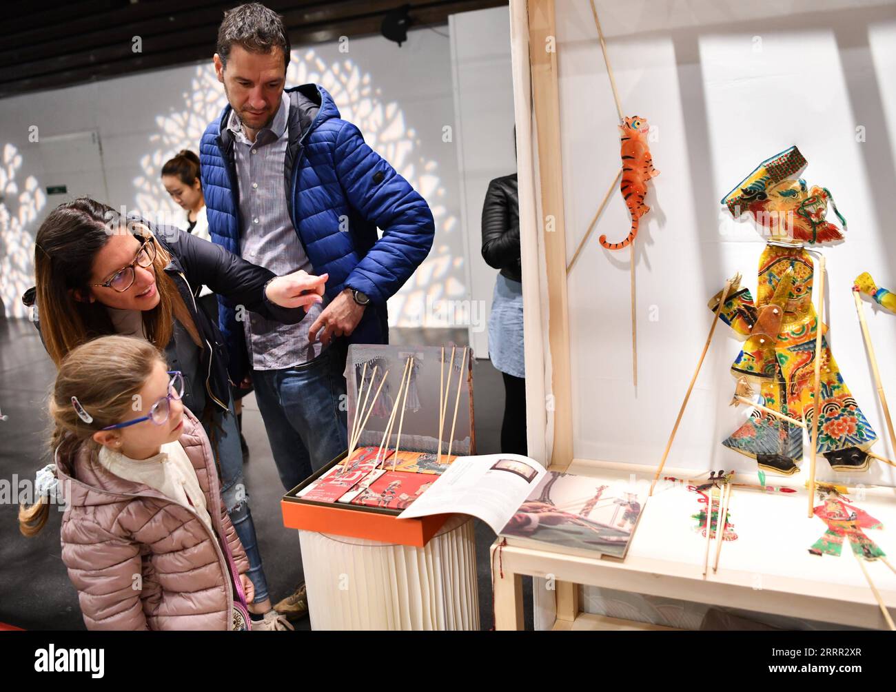 230428 -- FLORENZ, 28. April 2023 -- Besucher schauen sich chinesische Schattenpuppen auf der 87. Internationalen Handwerksmesse in Florenz, Italien, am 25. April 2023 an. Die Messe findet vom 25. April bis 1. Mai statt und umfasst über 400 Aussteller aus aller Welt. ITALIEN-FLORENZ-INT L HANDWERK FAIR-CHINESISCHES HANDWERK JINXMAMENGNI PUBLICATIONXNOTXINXCHN Stockfoto
