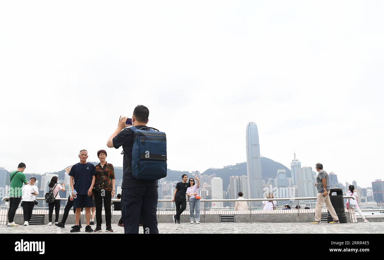 230502 -- HONGKONG, 2. Mai 2023 -- Touristen besuchen Tsim Sha Tsui in Hongkong, Südchina, 30. April 2023. Die Wirtschaft Hongkongs wuchs im ersten Quartal 2023 um 2,7 Prozent gegenüber dem Vorjahr und kehrte damit die vierviertel lange Schrumpfung im vergangenen Jahr um, wie offizielle Daten am Dienstag mitteilten. CHINA-HONGKONG-ECONOMY-Q1-GROWTH CN CHENXDUO PUBLICATIONXNOTXINXCHN Stockfoto